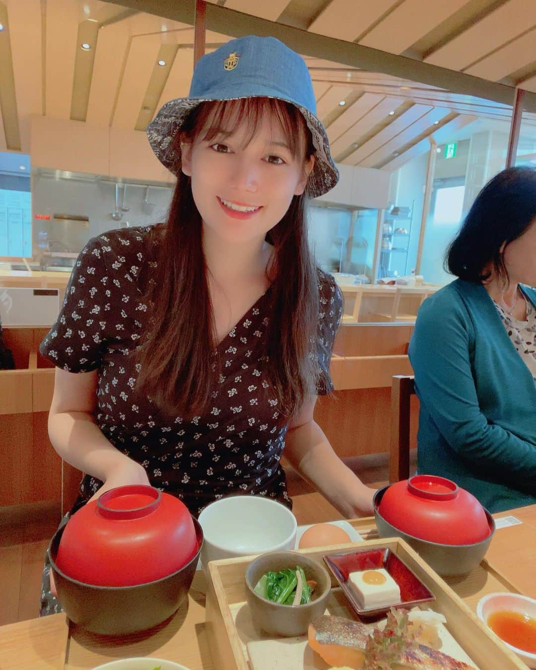 リロイここさんのインスタグラム写真 - (リロイここInstagram)「沖縄に来てます🥰 空港で食べた朝ごはん美味しかった🫣 この時1時間しか寝れてなかったけど、うっきうきな写真d(˙꒳​˙* ) この後しっかり飛行機で爆睡しました！ #羽田空港 #羽田空港グルメ #羽田空港第2ターミナル」10月5日 19時02分 - leroycoco12