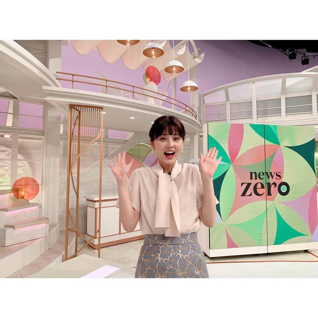 佐藤梨那のインスタグラム：「10月から news zeroのセットが 新しくなっております♪  タイル風フロアが私の好みです♡  #newszero」