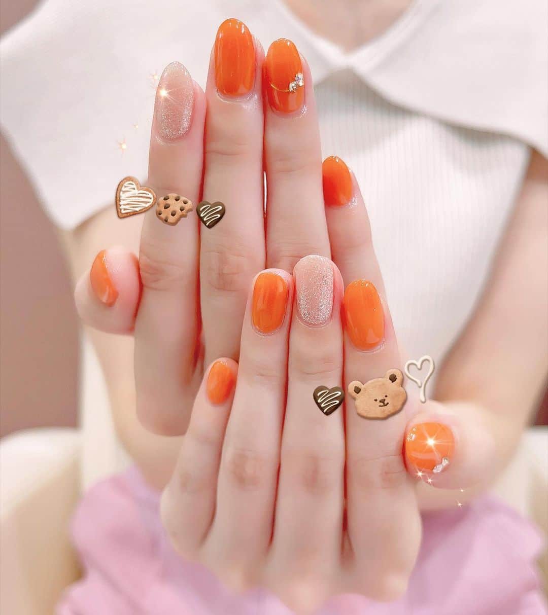 瀬戸早妃のインスタグラム：「ハロウィンネイルにしました🎃🍪🕸  初めてのオレンジカラー、 楽しみたいと思います❤️‍🩹  #ハロウィンネイル #Halloween #halloweennails  #オレンジネイル #ネイルサロン」