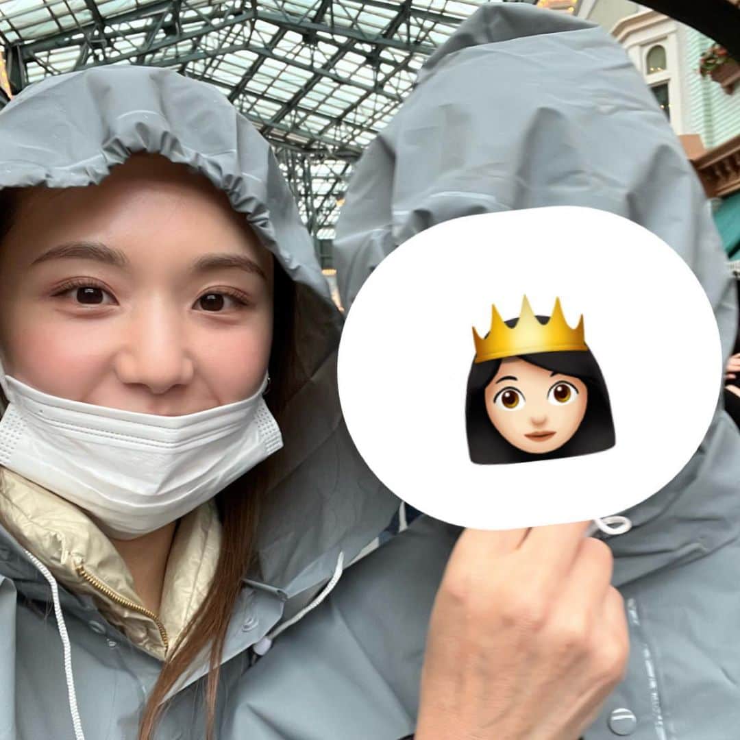 ひよんのインスタグラム：「👸🏻👸🏻👶🏻  はじめて3にんで🐭🏰🧡 オンマ、ひよん、弟でディズニー🫶  今回も雨です。☔️🫠🙃  #ひよん #ディズニー」