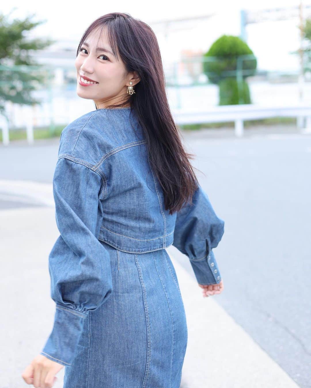 のインスタグラム：「おそよう！ いよいよ涼しくなってきたな！ 秋服好きだから楽しみ😌 冬は嫌いだからこれくらいの涼しさ続いてほしいな(´ω`)  #ストリート撮影　#fashion  #snidel #onepiece #ワンピース　#デニム　#denim」