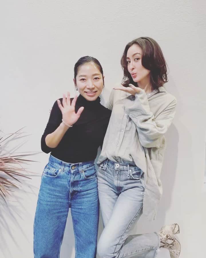 オードリー亜谷香のインスタグラム：「The only person I trust to cut my hair🤍🤍🤍  一年ぶりの @asakawa_miho_ カット！言葉がないぐらい嬉しかった！！Love you soooo much Miho🤍🤍🤍」