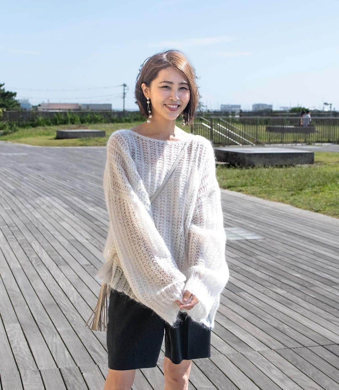 のインスタグラム：「✻ フォロワーさんからNOBLEの秋冬リアルバイを 載せてほしいとお願いされてたので😃  昨日撮影終わった後に 数枚撮ってもらっちゃった🤭  まずリアルバイ1つ目は ヤングモヘアMIXスカシアミニット  インナーが透けるのが大好きで ざっくり着れてフェミニンで 受注会で見て即決めしました😆  寒くなる前の早めの秋から ゆっくり楽しめそうなニットです。  カラーはグレーAという色で 室内だとオフホワイトっぽくも見える 優しい色合いですが外の直射日光だと白だね！  まだまだリアルバイあるのですが 他のはまた今度載せますね！ なかなか写真撮る機会が無くて…😅  @noble.jp  #noble #ノーブル #リアルバイ #ニット #ざっくりニット #大人コーデ #大人ファッション #アラフォーコーデ」