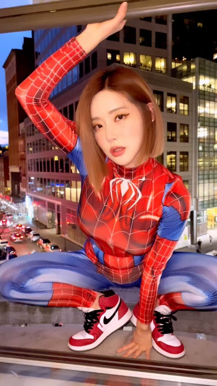 Dj Sodaのインスタグラム：「I will swing to Club SomewhereNowhere with my spiderweb in NYC on Wed, 5th Oct! See you all there 🕸❤️‍🔥💙❤️‍🔥💙」