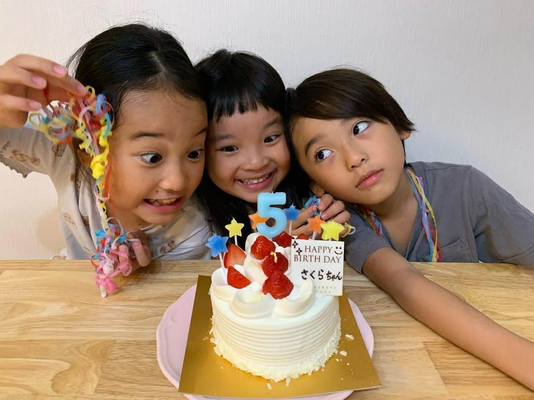 あゆちゃんのインスタグラム：「🎂🎉💜🍾🎈🎁 ⁑ ⁑ お誕生日おめでとう♡ ⁑ ⁑ #5歳 #次女 #末っ子 #写真の時ゆづるがまともな顔してくれへん #生まれてきてくれてありがとう #お祝いの写真は基本パジャマ」