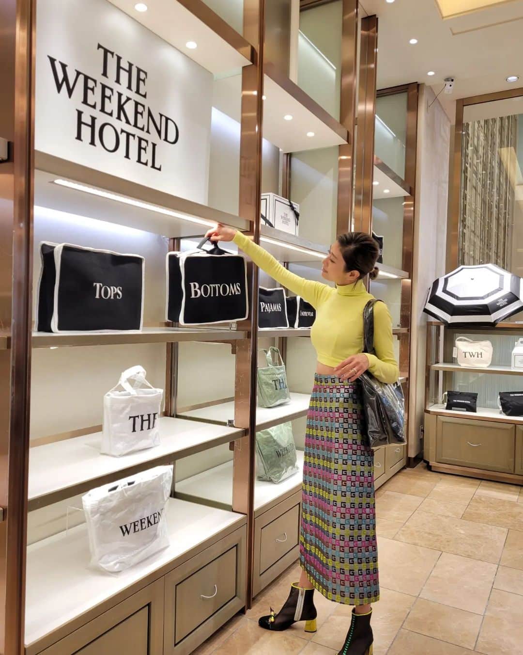 のインスタグラム：「「THE WEEKEND HOTEL」の POPUPに銀座三越本館1階に行って お買い物して来ました～♡♡♡  ほぼ持ってるんじゃん！って感じでしょうが(爆)  今日のBagの新色のカーキ色をゲット！ ブラックは完売だそうです！  ゆみちゃん @yumisakurai24 まいみちゃん @maimiokuwa にも会えて 嬉しかった～😍  WEEKEND HOTEL@銀座三越 2022年10月5日（水)～ 10月11日（火）まで開催しているそうです！ 銀座三越本館1階正面玄関入ってすぐの場所だよー！！」