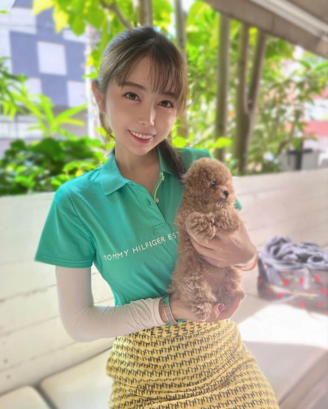のインスタグラム：「先日、初めて愛犬を連れてブランチに行ってきました🐶 この時期はテラス席でも涼しくていいですね🍃  元々ゲームが趣味で休日は家に篭もりがちだったのですが、最近は何か別の趣味も見つけようと、ゴルフをしたり、わんちゃんとお出かけしたり、お花を育てたり(虫の出現により3日で断念🐛笑)、マイペースにいろいろチャレンジ(?)しています。  何かおすすめの趣味、ありますか？🤔  #愛犬 #ブランチ #トイプードル #趣味探し #ゴルフ #ゴルフ女子 #カフェ #アナウンサー #辻満里奈」