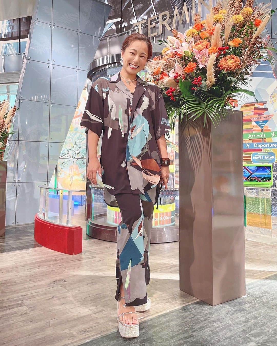 のインスタグラム：「9/24  旅サラダ  ブラウス&パンツ＆ネックレス&ブレスレット @saumurkyoto イヤリング @huihuihui1979 靴 #re @re_shinsaibasiopa  #stylistmaeda」