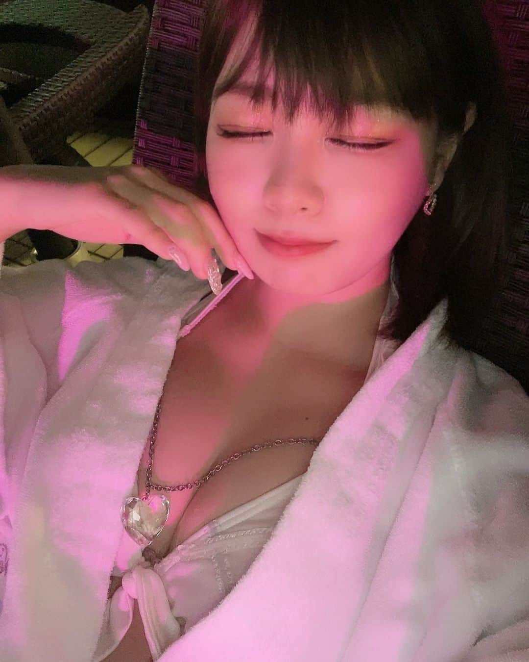 えれなのインスタグラム：「最近、ブームのおめめつぶり顔😴 ' ' #バーレスク大阪#バーレスク大阪えれな  #バーレスク#バーレスク東京 #北新地#大阪観光  #ショートカット  #ショートヘア#ショートヘアー女子  #童顔女子#ロリ#ナイトプール #アイドル#ニューオータニ大阪  #ロリ巨乳#インスタ映え #グラビア撮影 #ロリ顔 #大阪#梅田#ショートヘアー  #グラドル自撮り部 #童顔巨乳 #エンタメ活動を止めない  #burlesque#burlesqueosaka #burlesquetokyo#gravureidol  #gravure#japanesegirl」
