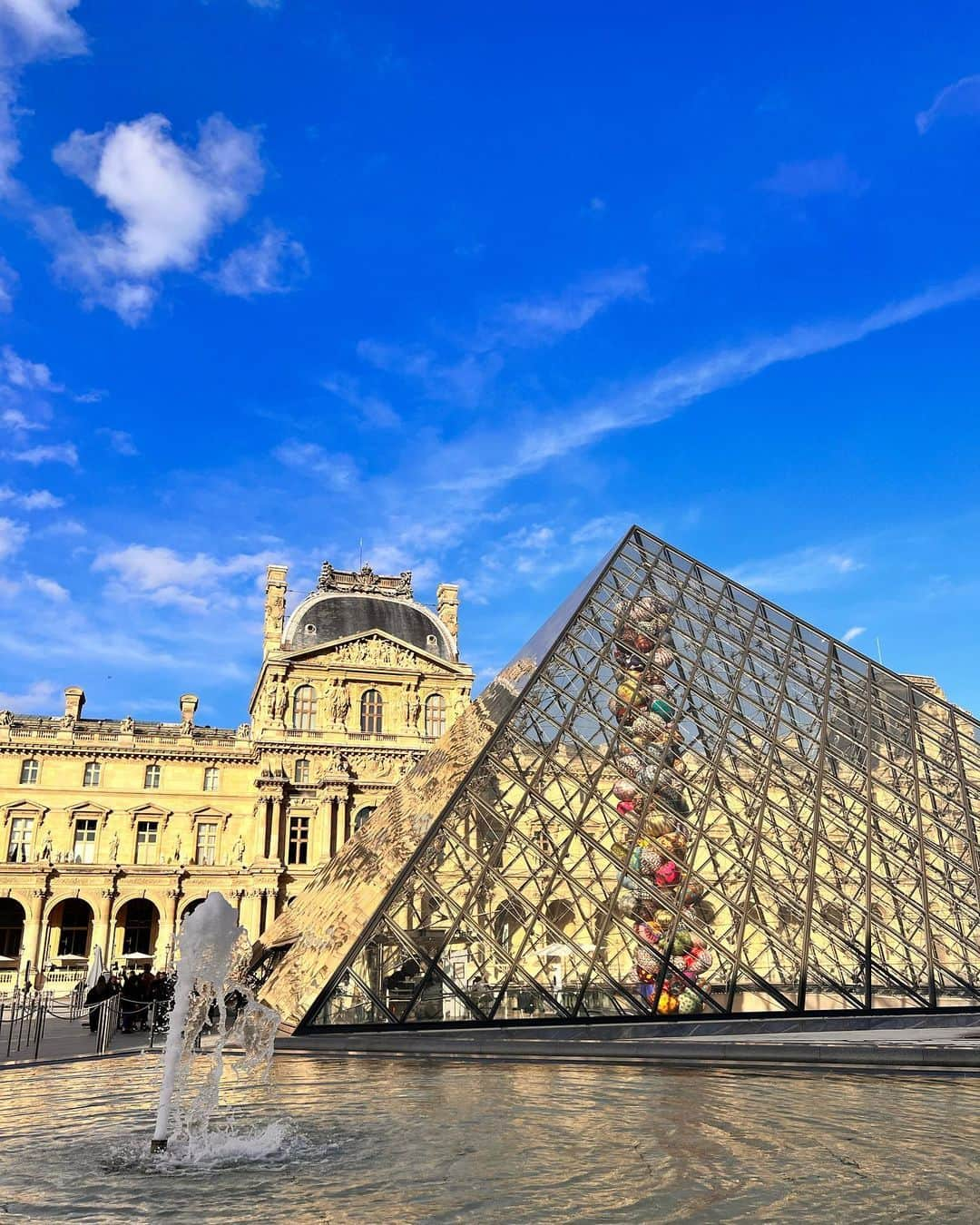 広瀬すずさんのインスタグラム写真 - (広瀬すずInstagram)「Paris❤️  ルーブル美術館で行われた LVのショーに行ってきました  念願！！嬉しい LVの世界にこんなにも浸れるとは、、 幸せな体験でした  #louisvuitton #NicolasGhesquière」10月5日 17時09分 - suzu.hirose.official