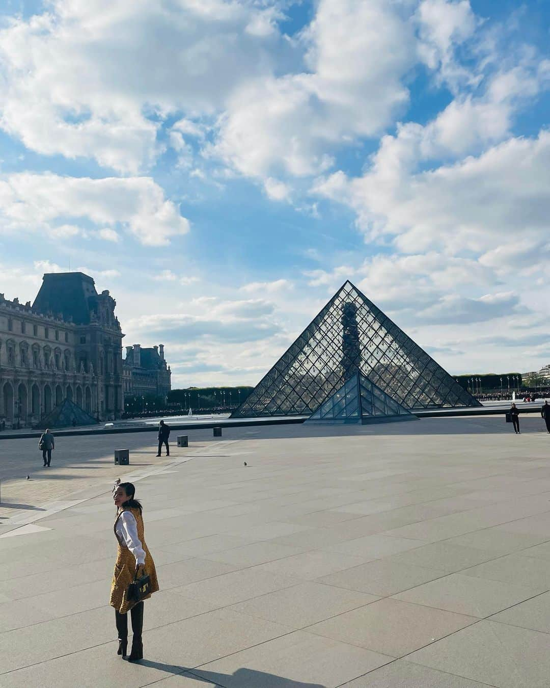 広瀬すずさんのインスタグラム写真 - (広瀬すずInstagram)「Paris❤️  ルーブル美術館で行われた LVのショーに行ってきました  念願！！嬉しい LVの世界にこんなにも浸れるとは、、 幸せな体験でした  #louisvuitton #NicolasGhesquière」10月5日 17時09分 - suzu.hirose.official