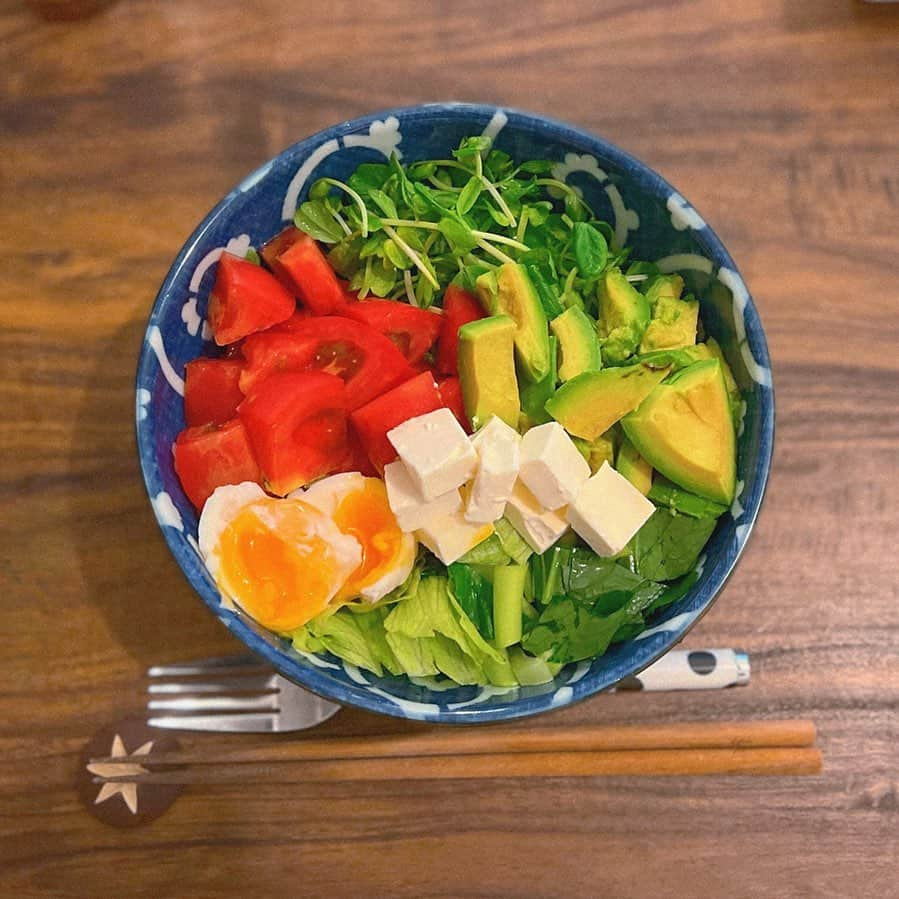 天木じゅんさんのインスタグラム写真 - (天木じゅんInstagram)「今日の夜ご飯🥗💚:)  #天木ごはん  豆苗,レタス,小松菜,アボカド トマト,卵,クリームチーズ  めちゃくちゃ美味しかった🤎🤎 オーガニックのお店で手に入れた 生玉ねぎドレッシングかけて 食べました🥚  #サラダ #salad」10月5日 17時22分 - jun.amaki