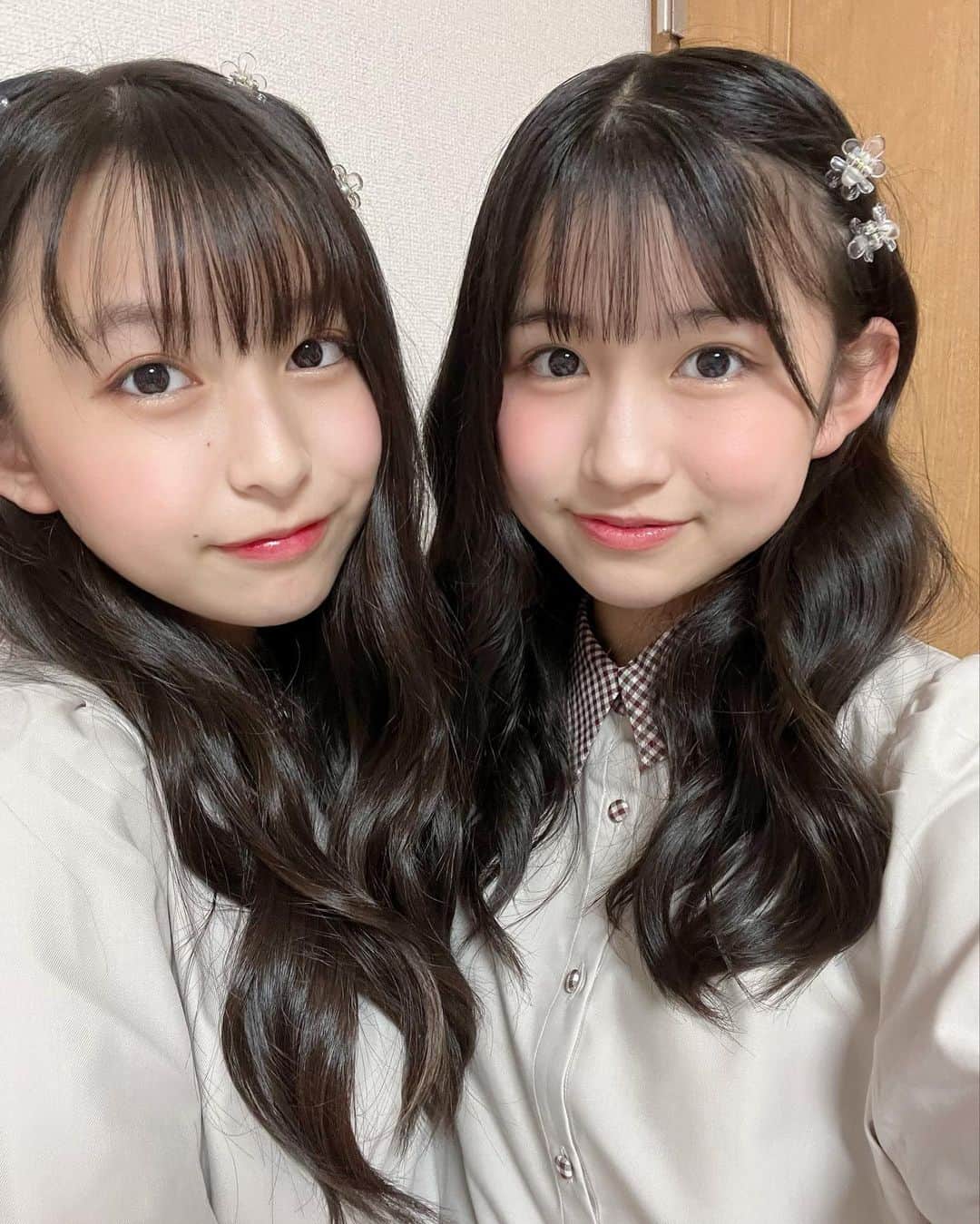 ゆめ & じゅなのインスタグラム：「最近肌寒くなってきましたねっ！！  なので、秋っぽい洋服をもう着ちゃいましたっー！！  かわいいっー！💗😊  今年はどんな秋にしようかなっー！  #野崎結愛 #野崎珠愛 #姉妹  #仲良し姉妹 #2歳差姉妹 #中学生 #受験生 #秋服 #寒くなってきた  #かわいい #秋 #お揃い #巻き髪  #3coins #ヘアピン #食欲の秋  #ファッションの秋 #楽しみ  #😊 #💗 #autumn #sister」