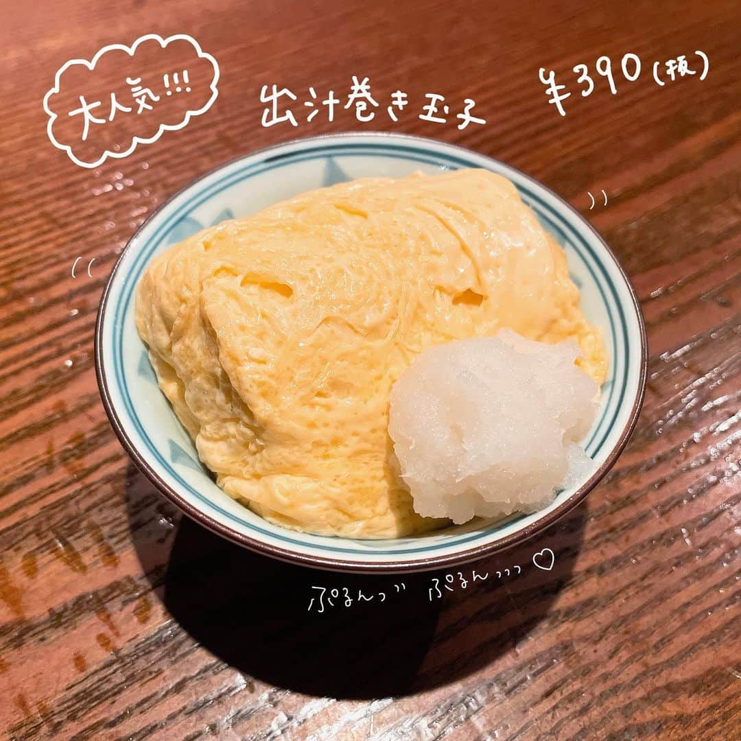 魚金さんのインスタグラム写真 - (魚金Instagram)「【都民酒場魚金  五反田】  「全品390円！ 少しずつ色々楽しめる、 こんな魚金ほしかった💭が できました！」 @tominsakaba_uokin のご紹介です。  こちらのお店は 魚金初の全品390円店舗🏮 五反田駅から徒歩3分。 階段を降りたら 異世界空間のお店です。🥷🏼  なんと日本酒も390円！！！ 日替わりのオススメでは、 豊洲市場からのイチオシ食材や 季節の限定食材を使った メニューをご用意してます🦪 (日替わりメニューは、 390円に限りません。)  超ロングカウンターで、 お一人様でも気軽に使える！ テーブルやお座敷もあるので 団体でのご宴会にもピッタリ◎  さ！ら！に！ 個室もあって、家族ディナーや グループデートにも使いやすい、 隠れた万能店舗なのです！  💡日祝は15:00オープン！ 早飲みもぜひ、ご利用ください！  【営業時間】 (火〜土)16:00〜23:00 (日・祝)15:00〜23:00  【定休日】月曜日  #魚金 #都民酒場魚金 #五反田グルメ #五反田居酒屋 #五反田ディナー #五反田デート #山手線グルメ #東京グルメ #目黒ディナー #目黒グルメ #品川グルメ #品川ディナー #居酒屋デート #不動前グルメ #個室ディナー #九谷焼豆皿 #豆皿ごはん #豆皿料理 #gotanda #tokyodinner #izakaya #tokyorestaurant #sake #gotandarestaurant #tokyoizakaya」10月5日 19時39分 - uokin_koho
