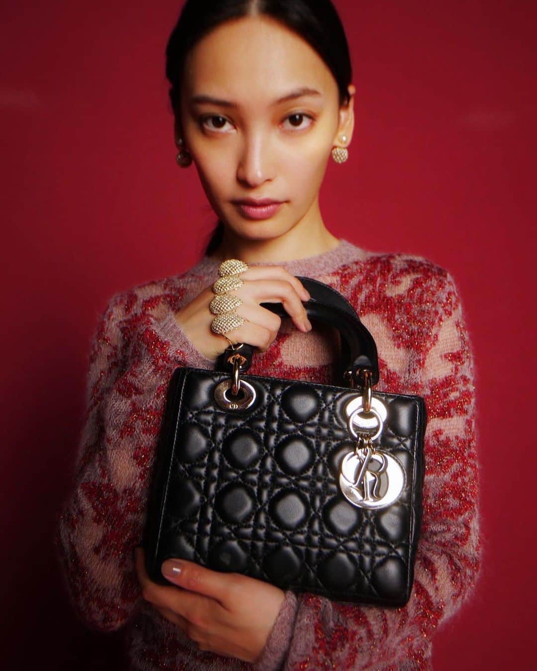 大政絢のインスタグラム：「@precious.jp  10月号口絵🖤  あっという間に明日は11月号の発売日です🖤  #preciousmagazine」