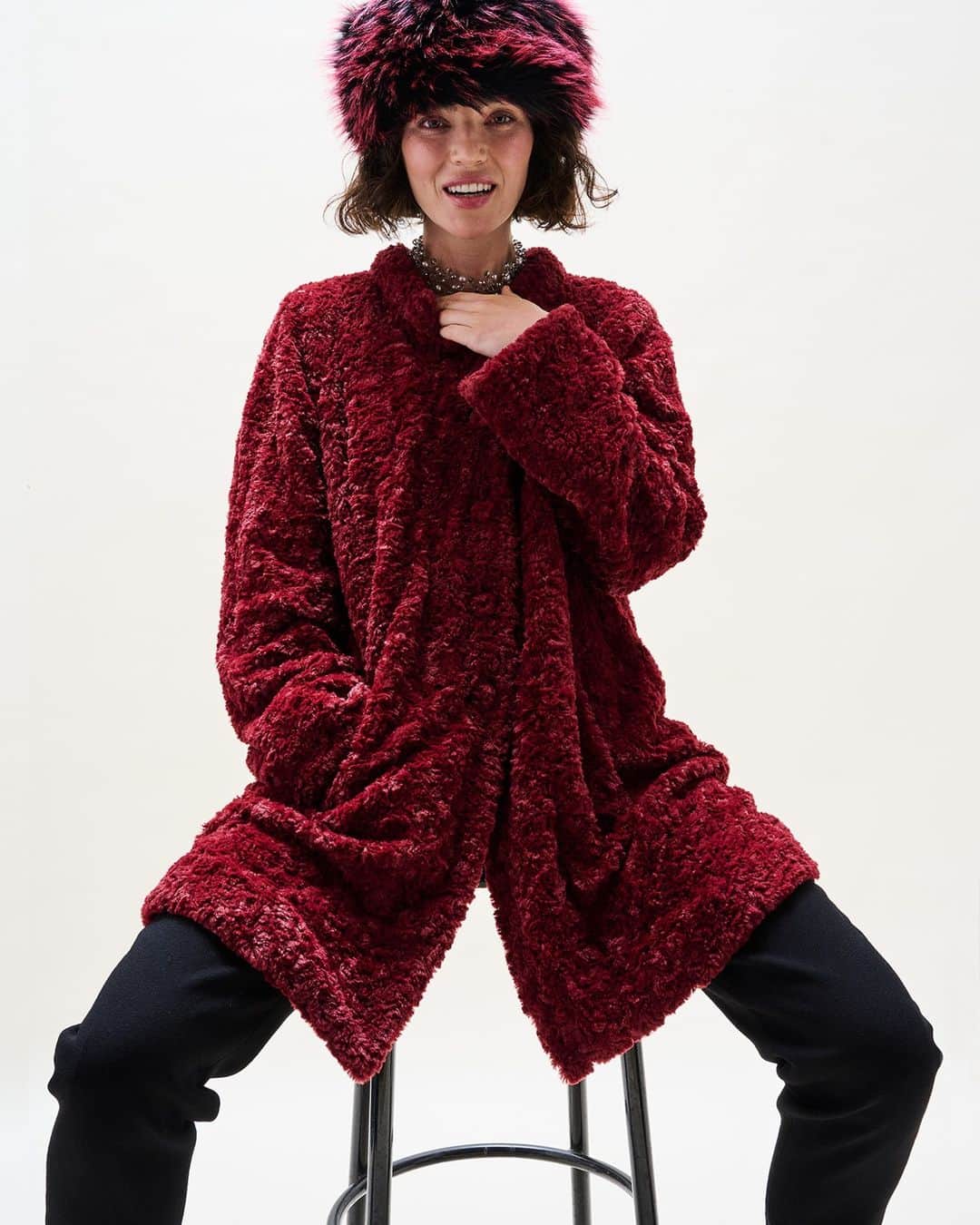 キャロライン チャールズのインスタグラム：「Gorgeous faux fur coat , perfect to warm you up in the winter. Shop online our in our stores .  #luxury #beauchampplace #newcollection #britishdesigner #ladieswear #fauxfur #britishfashion #carolinecharles #red #londonfashion #ladiesshop #fashionaccessories #luxurywear」