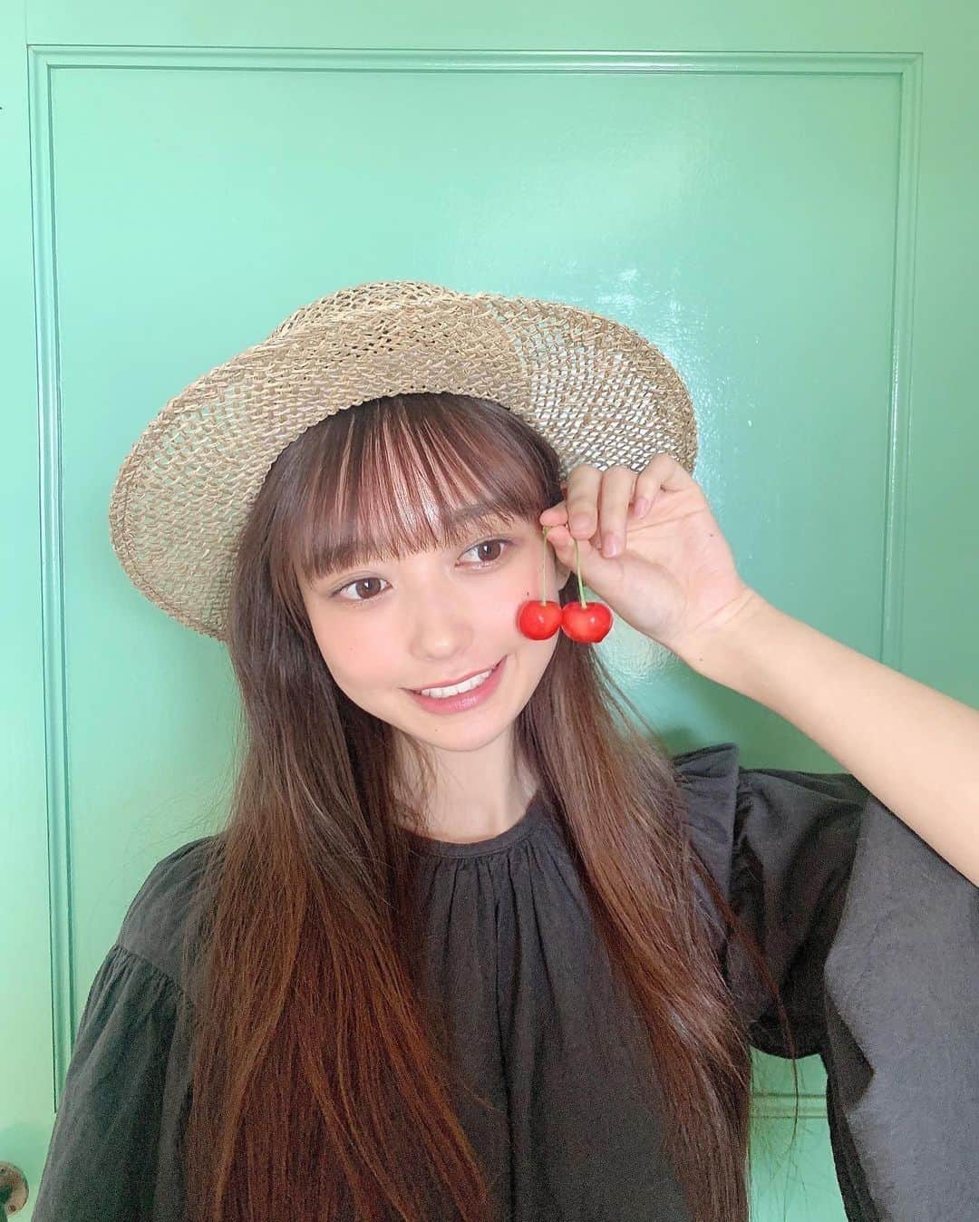 大盛真歩さんのインスタグラム写真 - (大盛真歩Instagram)「🖤🍒🖤🍒🖤    #週刊プレイボーイ オフショット！さくらんぼすき〜！ 学生の頃、お弁当のフルーツでさくらんぼ（アメリカンチェリーの方が個人的に思入れ強い）が入ってると嬉しかったなあ🍒🫶🏻   今週の週プレさんには 「まほえり」で 田辺先生が書いて下さった四コマ漫画の 「よんぱち+」が掲載されてます！ とても可愛く書いて下さったのでチェックしてね📚🖊   #週プレ  #グラビア  #撮影  #オフショット  #漫画  #みてね  #さくらんぼ  #すき  #instagood  #instadaily  #photo  #gravure  #cherry  #🍒」10月5日 19時56分 - maho_usagi