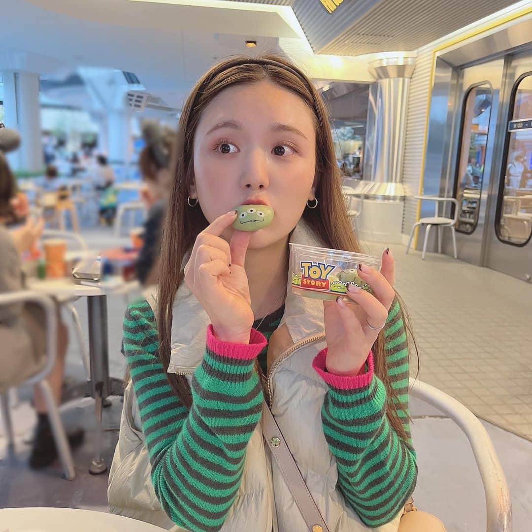 ひよんのインスタグラム：「🪐🪐🪐  映えてない..🤷🏻‍♀️🤷🏻🤷🏻‍♂️ これくわえたら映えるはずなのに🤪  リトルグリーンマン初めて食べた💛  #ディズニー #ディズニーランド #リトルグリーンマン」