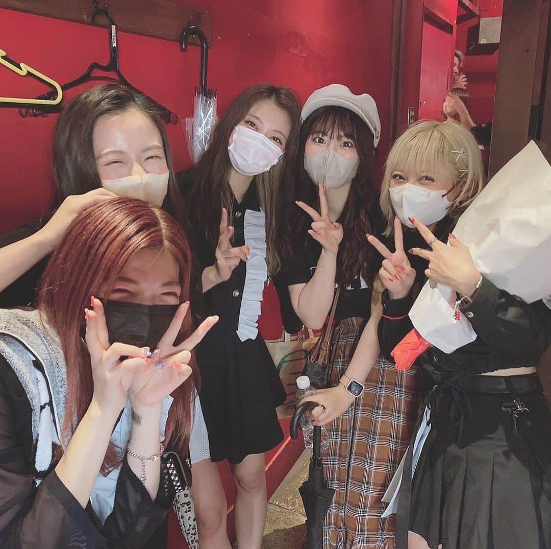 えのきさりなのインスタグラム：「. 8月はAKIARIMの現体制ラストライブにもお邪魔させていただきました。 玲菜だけでなく、5年前に舞台で共演した ちーちゃんと、こともいて大好きなグループでした♡ みんなそれぞれ次のステップへ進む覚悟を決めた姿を見て 本当に感動したし私も頑張らないと！と思った。  これからも応援しています☺︎」