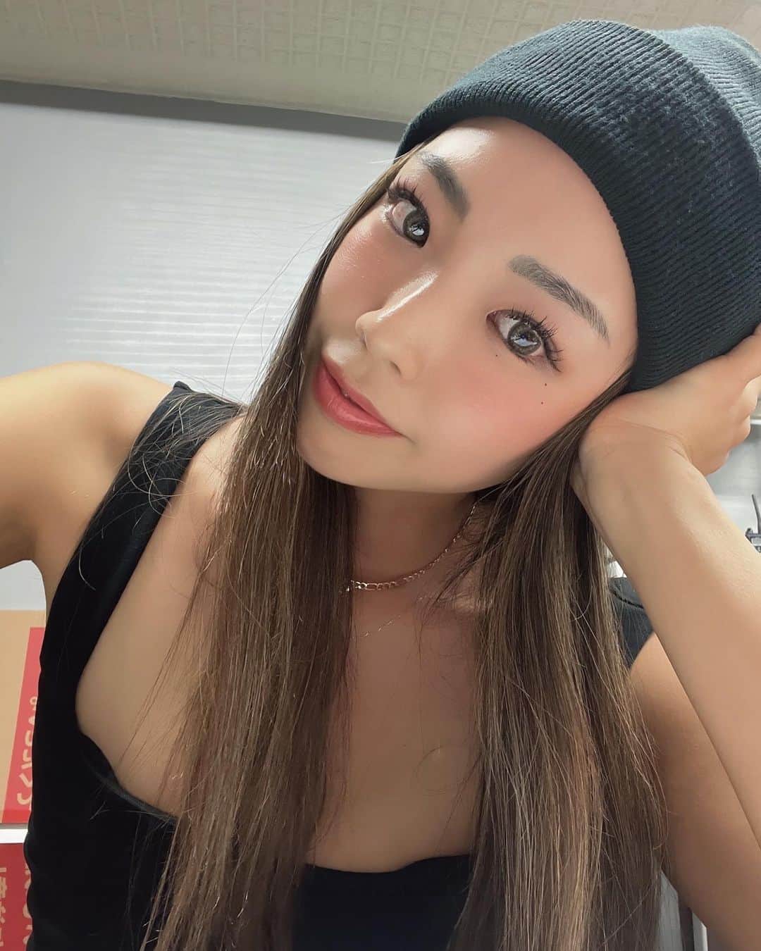 Linaのインスタグラム：「季節の変わり目はお肌も体調も崩しやすいので定期的にレブライト当ててます🎃👻  @sbeautyclinic  @dr.y.yumi   #エスビューティークリニック #sbeautyclinic #レブライト #色素沈着 #アンチエイジング #医療痩身 #レーザートーニング」