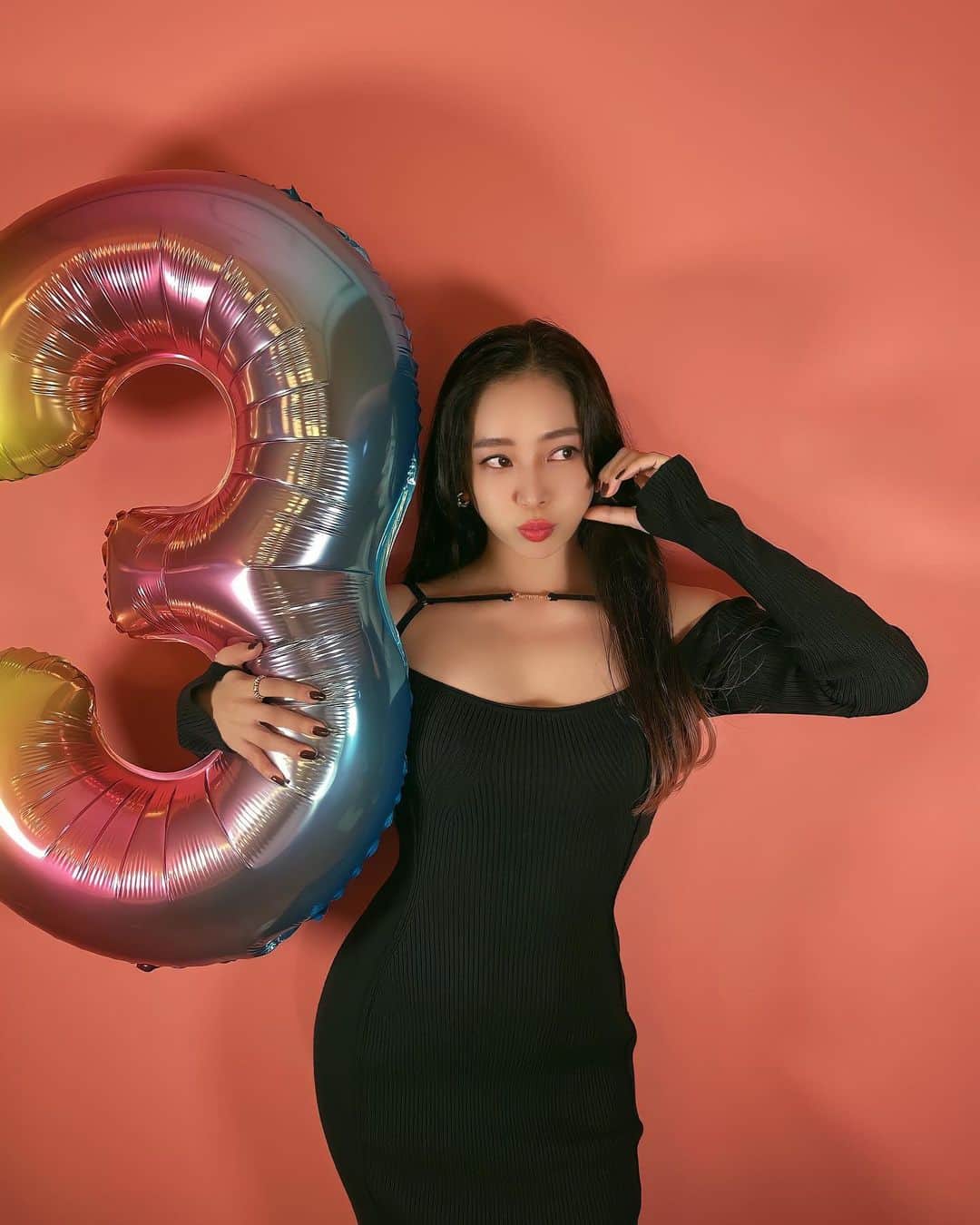 megbabyのインスタグラム：「@megood__beauty 3周年を迎えられた記念になにかしたくて毛先をピンクにしちゃった😳💖💕💓  久しぶりのピンクヘアどう？🥹  今夜はなにかが起こるかも🫢💗」