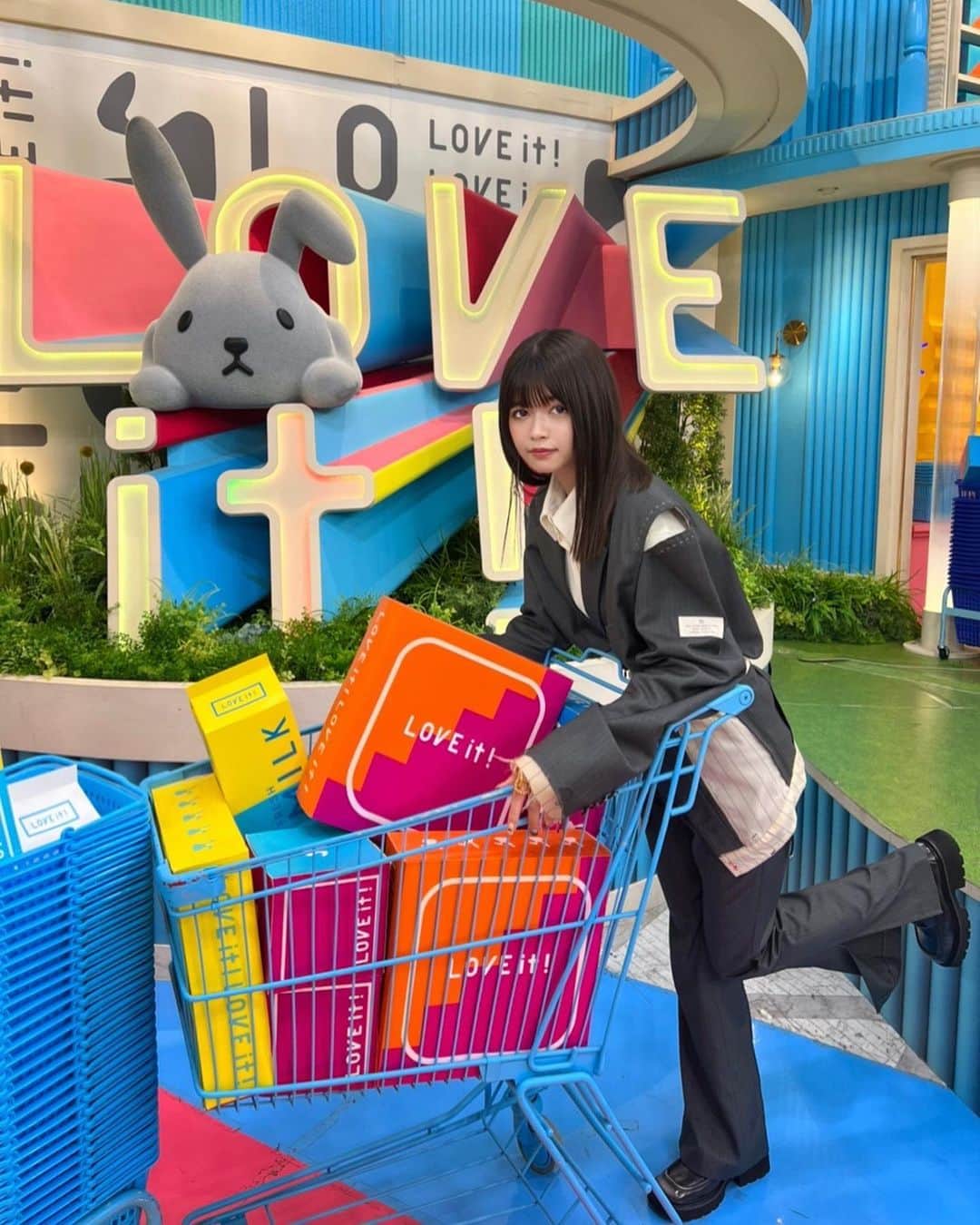 景井ひなのインスタグラム：「_ お久しぶりのラヴィット！🐰 水曜日メンバーの皆さんとお会い出来ました、 懐かしさもあり、「お帰りー！」と言ってもらえたり、 レギュラーメンバーで出演させて頂いていた時と 変わらず優しく話しかけて接してくれて 嬉しかったな〜🥲💧🤍」