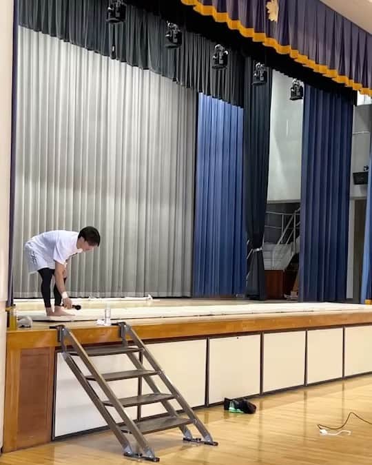 のインスタグラム：「. 先日、小学校イベントに行ってきました。  体操から何をどんな言葉がけで伝えて 子どもたちの日常とどう繋げられるか。  きれいな着地のポーズの仕方を伝えることで 授業中に手を上げるとき真っ直ぐ伸びるように。 ルールに則って段階を踏んで上手くなった方法を伝えることで ルールを守って階段を1段ずつ登ってくれるように。 そんなふうに物事に対して向き合う姿勢が 子どもたちの可能性を広げてくれるように。  みんなの世界が広がるように 経験してきたことや意識してきたことを 講話・デモンストレーション・実技のなかに入れて伝えました。  見て聞いたことが頭の片隅にあれば どこかで繋がって活きてくると思います。 見慣れないことをする人物は記憶に残りやすい とも思うので覚えておいてくれて役に立ったら嬉しいな。  #東京都 #子供を笑顔にするプロジェクト #体操競技   #日頃からいろんな言葉がけで指導されている先生方　 #頭上がりません」