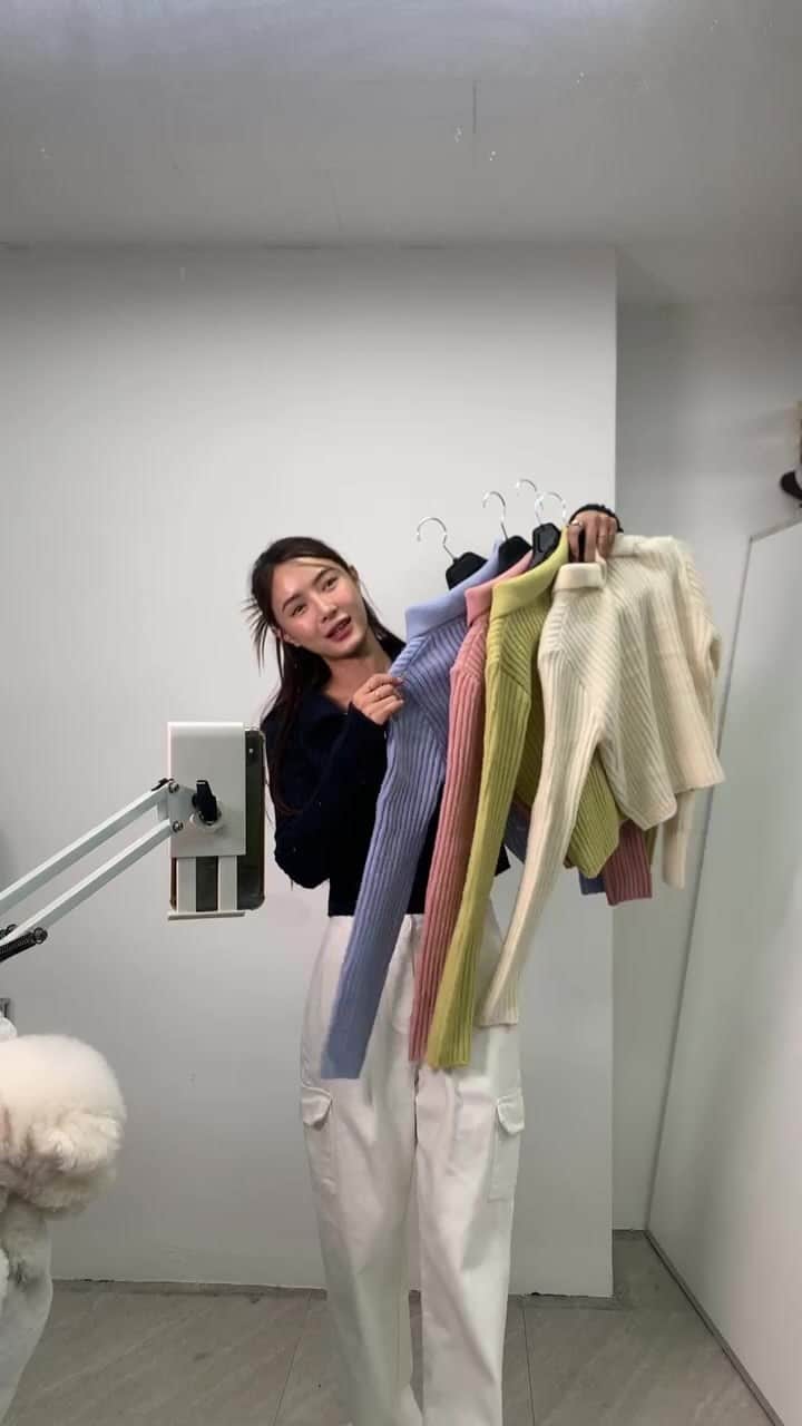 キム・ボラムのインスタグラム：「라방찬스 연장해서 내일까쥐~🥰 라방하는동안 다들 나가시더니 쇼핑중이셨구나 서운할뻔 ♥️ 내일 이쁜옷 더 많이 촬영해 올게요:) #르라미」