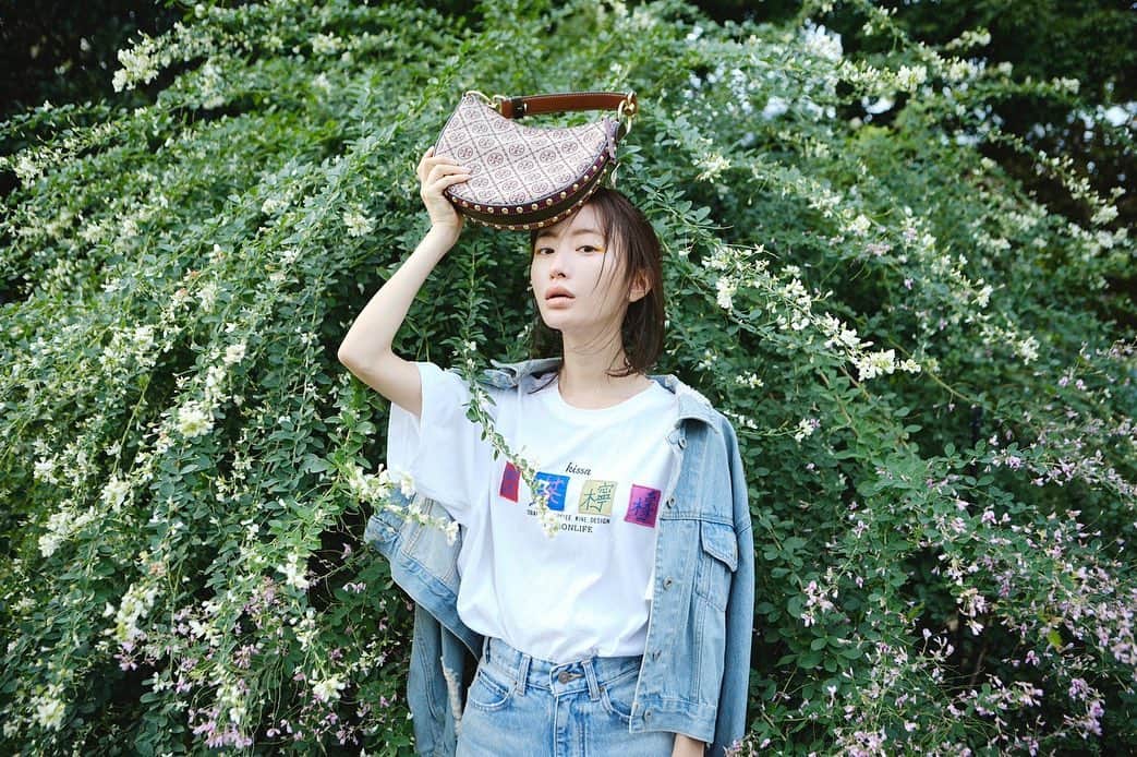 松本まりかのインスタグラム：「今日は名古屋ロケ📽 実は少し久々のオールスタッフキャスト集まっての撮影で。 もうね、心から楽しくて楽しくて。 私たち、季節を跨いで4ヶ月目の撮影に突入。大変な撮影ではあるけれど、そんなの飛び越えるくらい楽しい！ この最高のオバハンチームが最高に好きだ…って、今日何度も思いました。 チーム最高のオバハンいつもありがとう⭐︎  いよいよ今週初回放送です♡  写真はTory Burch様です🤭 　 @toryburch  #トリーバーチ #ToryBurchFW22　 #Tモノグラム  PHOTO @sanomadoka_photo HAIR & MAKE-UP @akikohachinohe  Styling me  #最高のオバハン中島ハルコ」