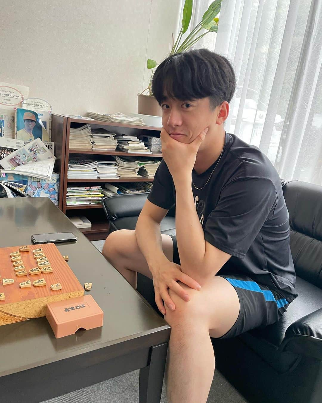 上原健太さんのインスタグラム写真 - (上原健太Instagram)「今日の一コマ。  昼休憩中に北浦棋士と北山棋士が将棋で対局していました！  １勝１敗で挑んだ天王山。 互いに凡ミスを連発、なかなか終わらないグダグダな展開に。笑  最後は北浦棋士が勝利。 敗れた北山棋士は「今日は調子が悪かったです」とコメント。 北浦棋士、おめでとうございます㊗️  敗れた北山棋士は10級→11級に降格です。 （アマチュアは10級までらしい。）  以上、今日の一コマでした。  ※撮影のためマスク外してもらいました。 #ドロ試合 #北浦竜次 #北山亘基  #北山教授 #教授降格 #准教授」10月5日 20時56分 - kenta.uehara20