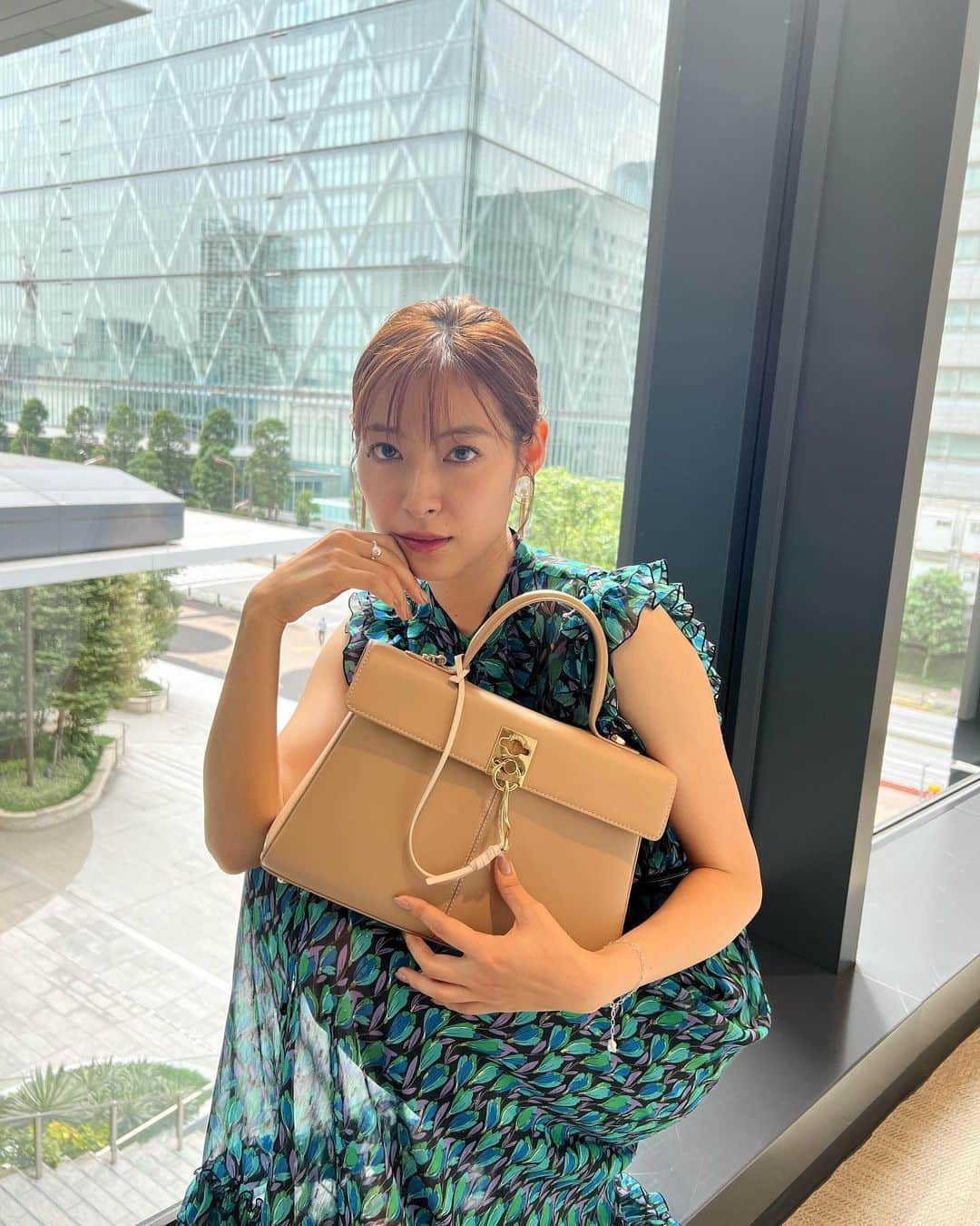 瀧本美織のインスタグラム：「🤎 レディにもカジュアルにも、どちらにも合わせたい✨  @cafune.official  #mycafune   #カフネバッグ  ring: @__ripsalis__ bracelet: @__lumgo.se」