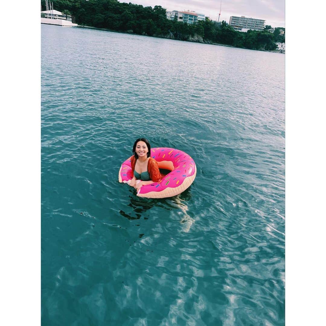 水崎綾女さんのインスタグラム写真 - (水崎綾女Instagram)「寒くなってきたね🥺  今年は1回だけど、海で遊ぶ事ができました。初めてのSUPもして、と〜っても楽しかった☺️💕  マキ @makii.arai はさすがのアスリート。同じく初めてだったのに、すいすいすいーーというか、ものすごいスピードで漕いでた(笑)  また来年も一緒にいけるといいなぁ✨  #sea #see #she #海 #sup #summer #swimwear」10月5日 21時21分 - misakiayame