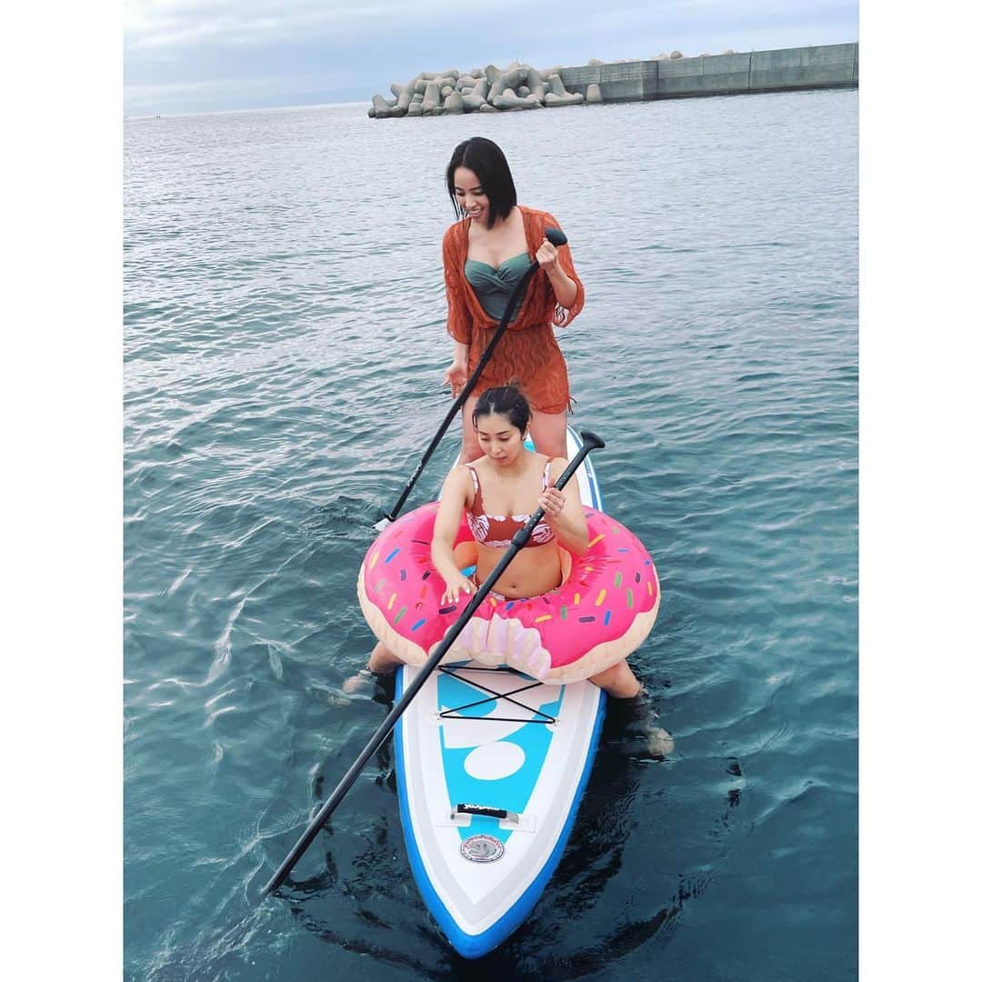 水崎綾女さんのインスタグラム写真 - (水崎綾女Instagram)「寒くなってきたね🥺  今年は1回だけど、海で遊ぶ事ができました。初めてのSUPもして、と〜っても楽しかった☺️💕  マキ @makii.arai はさすがのアスリート。同じく初めてだったのに、すいすいすいーーというか、ものすごいスピードで漕いでた(笑)  また来年も一緒にいけるといいなぁ✨  #sea #see #she #海 #sup #summer #swimwear」10月5日 21時21分 - misakiayame