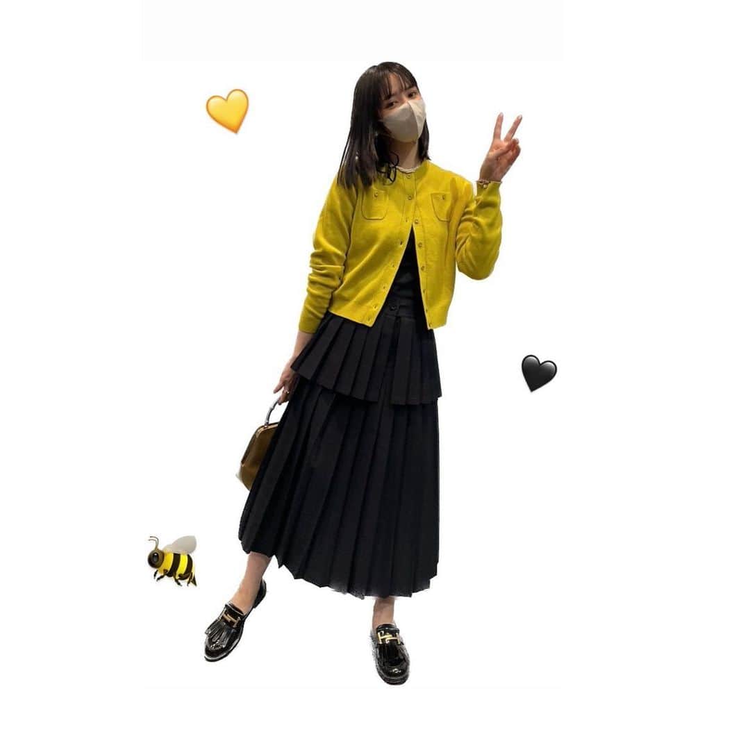 鎮西寿々歌さんのインスタグラム写真 - (鎮西寿々歌Instagram)「tops #caban  skirt #cherie  loafer #tods   みんなにたくさん褒められたコーデ🐥 スカートは最近の新入りで、とっっても可愛いプリーツのデザインに一目惚れ♡  #おすずの福」10月5日 21時37分 - tarasuzuka24