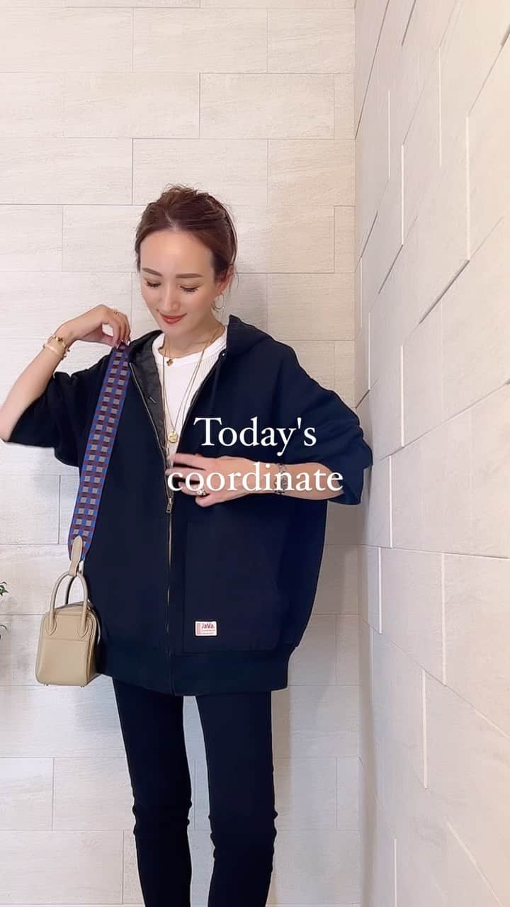 星玲奈のインスタグラム：「今日は急にぐんと冷えた1日に🥶 ちょっと厚手のアウターを下ろしました💦 @classicalelf_official JaVa別注の キルティングコットンフード付きブルゾン❤️ ゆったりオーバーサイズでメンズも着られるシルエット😊 スッキリボトムにかっこよく合わせてもいいし、甘めなスカートとの相性もよし🫶🏻 内側は中綿キルティングになっているので しっかり暖か😍中は薄手のインナーでもまだまだいけます🙆🏻‍♀️ 表面のコットン100%の素材感も、こなれ感があってまたよい❤️ 私は身長158cmでMサイズを着ています🫡 カラーは何にでも合わせやすいブラックに🖤  #クラシカルエルフ #classicalelf #エルフコーデ #java #ジャバ #タイアップ #uniqlo #gu #zara #ユニクロ #ジーユー #ザラ #zozo #zozotown #zozo購入品 #ジャケット #キルティングジャケット #オーバーサイズ#秋コーデ #秋服コーデ #大人コーデ #大人カジュアル #プチプラ #プチプラコーデ」