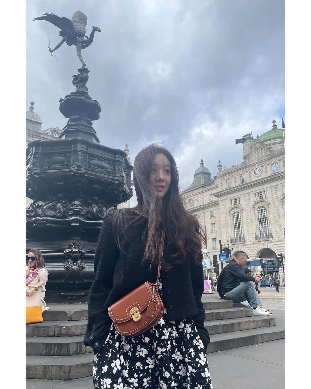 チョン・リョウォンのインスタグラム：「strolling around London 🇬🇧💂‍♀️👍🚶‍♀️🍃」