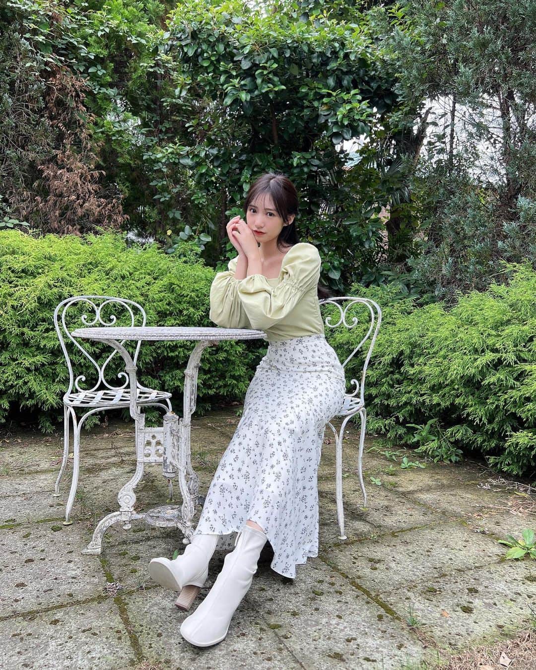 のインスタグラム：「🤍🤍🤍  #月刊エンタメ オフショット🍀  こんな可愛いお庭がお家にあったら良いねぇ☺️  優雅にティータイムしてそうな写真🫖  そうそう。  めずらしく #すータメ では赤オレンジリップ付けてるんよ〜 気づいた？💄 普段あんまりつけへん色やから新鮮な感じ！  #横野すみれ #gravure #portrait #garden #秋コーデ #🌱」