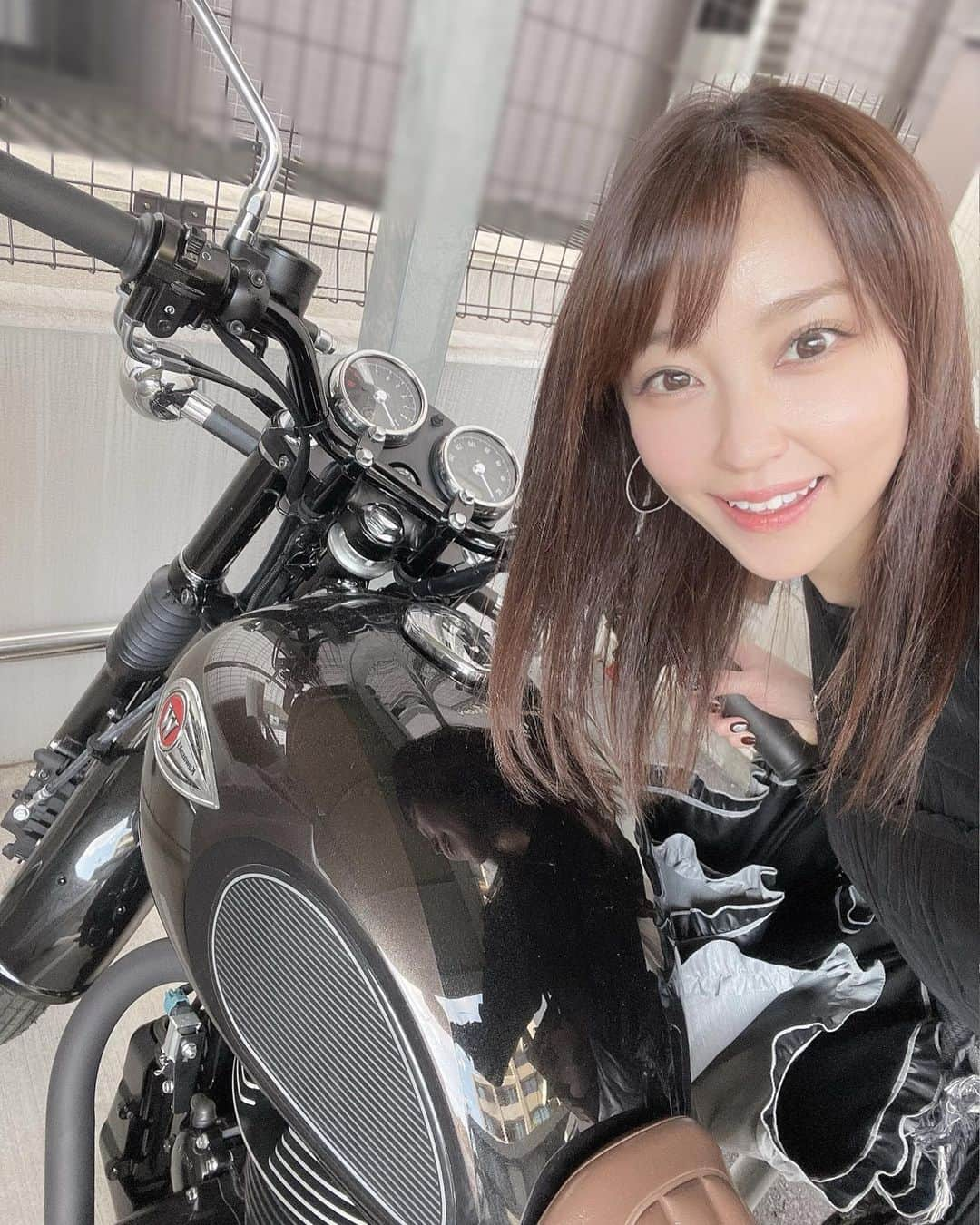 中川祐子のインスタグラム：「納車完了〜‼️ . ついに、ついに✨✨ 届いちゃったよーー💓🏍 . 待ちに待ったW250SE😍 新車です✨✨ . このデザインに一目惚れしたの💓 探し求めておよそ10ヶ月！ 今はウチの駐輪場にあるって… なんだか不思議♡ やっぱり何度見てもカッコいい😍😍 ニヤけてヤバい笑 . これでいつでも好きな時に この子に乗れるのだ😆 . 都内の狭い公道で乗るのは初めてだから めっちゃ緊張するー😂 . 早くツーリング行けるように 練習しないとー‼️ . ワクワク💓 . #カワサキ #カワサキバイク  #W250SE #エストレア #スペシャルエディション #エストレア250  #新車 #新車納車  #カフェレーサー #ブラックエンジン #バイク女子  #バイク好きな人と繋がりたい  #マイバイク #ツーリング行きたい #ツーリング誘ってね  #mymotorcycle」