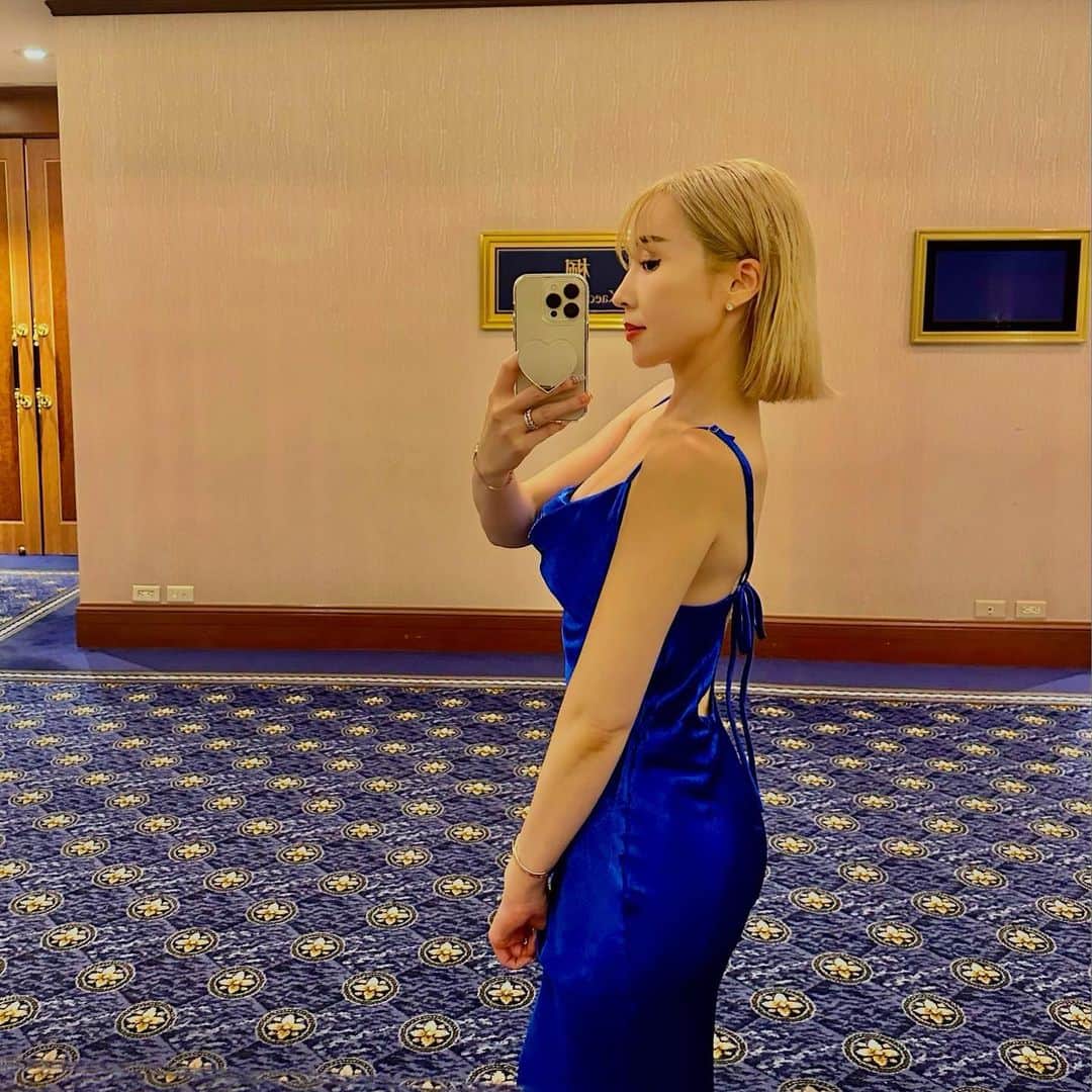 shihoのインスタグラム：「アイコンが好評だから フィードにのこしちゃう🫣💙 . . . . . 笑った時に目尻にしわができたり 気になることも増えてきたけど 歳を重ねる度になんだか女が楽しいなぁ💋  いくつになってもこのまま女という 生き物を楽しんでいきたいと思います…💋  この間ずっと、お世話になっていた @maho.ivy_nue の新しいお店 @ivy_nue で パリジェンヌラッシュリフトを やってもらったよ🦋  仕上がりも、もちの良さも やってもらう人で変わるから 是非一度原口さんに やってもらってみてね💖  #まつげパーマ#パリジェンヌ #パリジェンヌラッシュリフト #美容#ドレス#ドレスアップ #アラフォーからはメリハリBODYで勝負」