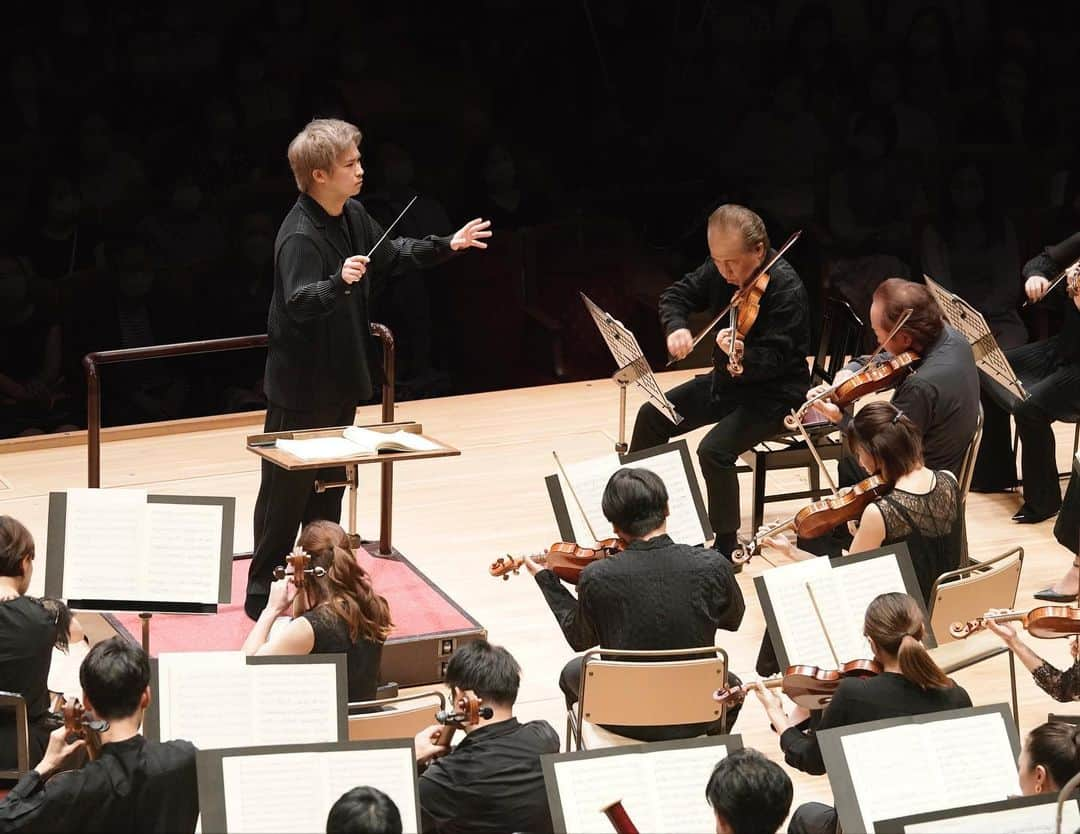 三浦文彰（ヴァイオリニスト）のインスタグラム：「October 2nd 2022. My incredible family ARK sinfonietta 👍©️Rikimaru Hott  #arksinfonietta #suntoryhall #arkclassics」