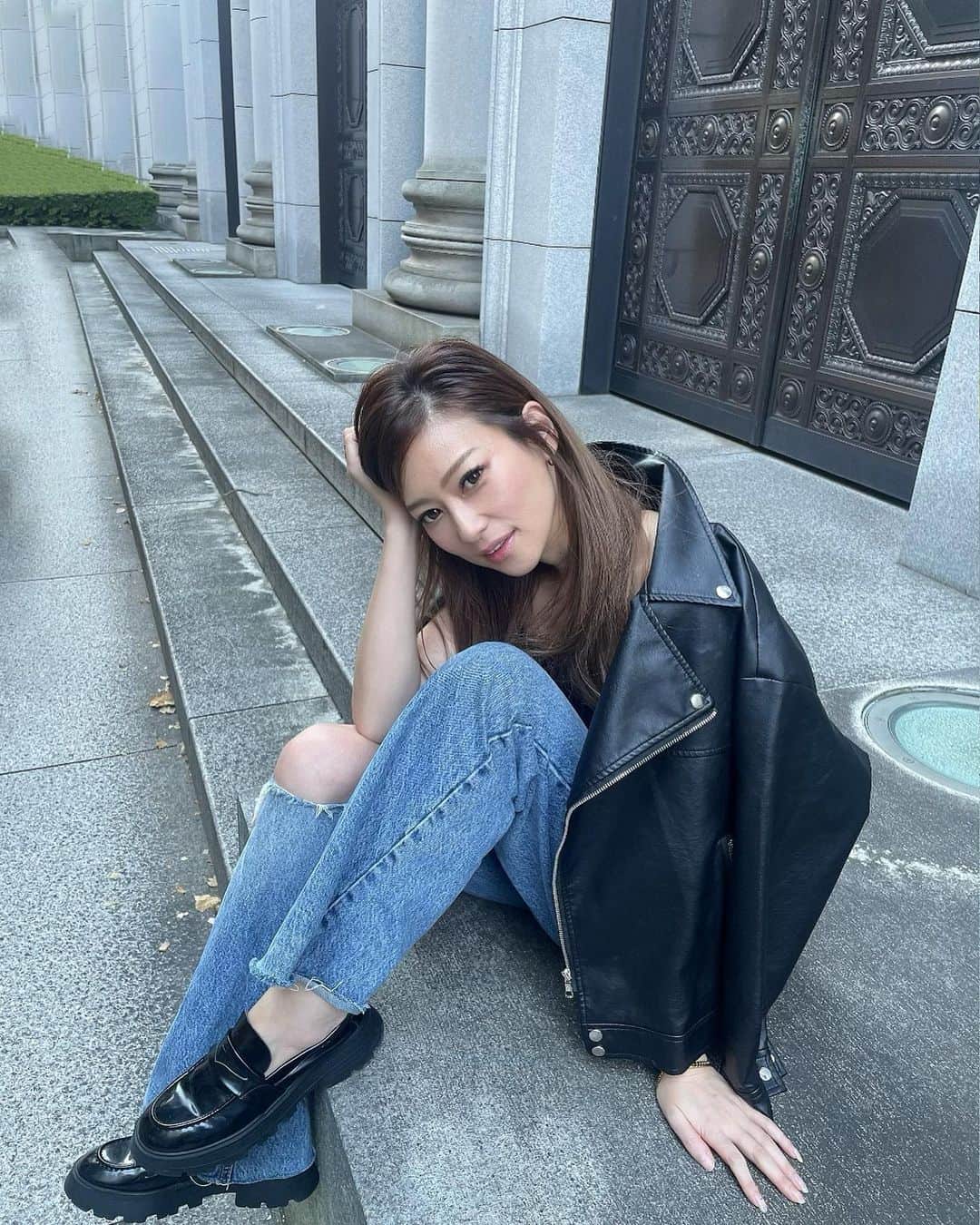 長谷川唯のインスタグラム：「・ ・ 肌寒い季節は人肌恋しくなるなる🍃 撮影した写真公開しようっと🧡 in丸の内 ・ ・ 温度差があるみたいなのでみんなも気をつけてね🙏🏻 ・ ・ #me #tokyo #大人ファッション #happy #love #today #labeldegift」