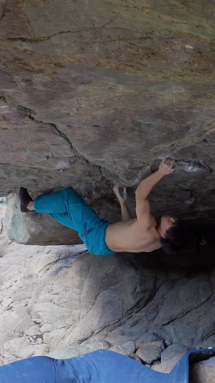 村井隆一のインスタグラム：「. 六道 (五段+) / Rokudo (V15) one year #tb || My favorite place Toyama river is full of fascinating boulders. This epic line on Kagura cave was established by @dai_koyamada in 2016. Technical hooks, a slippery mantle crux, delicate linking.. definitely one of the world-class bloc💯   🎥 @odamomo36  #climbing#bouldering#ボルダリング @rokdo_team @frictionlabs @organicclimbing @unparallelup @rockmasterhq @team_edelrid @clover_resole @climbskinspain @urban_basecamp_shinjuku @basecamp.import」