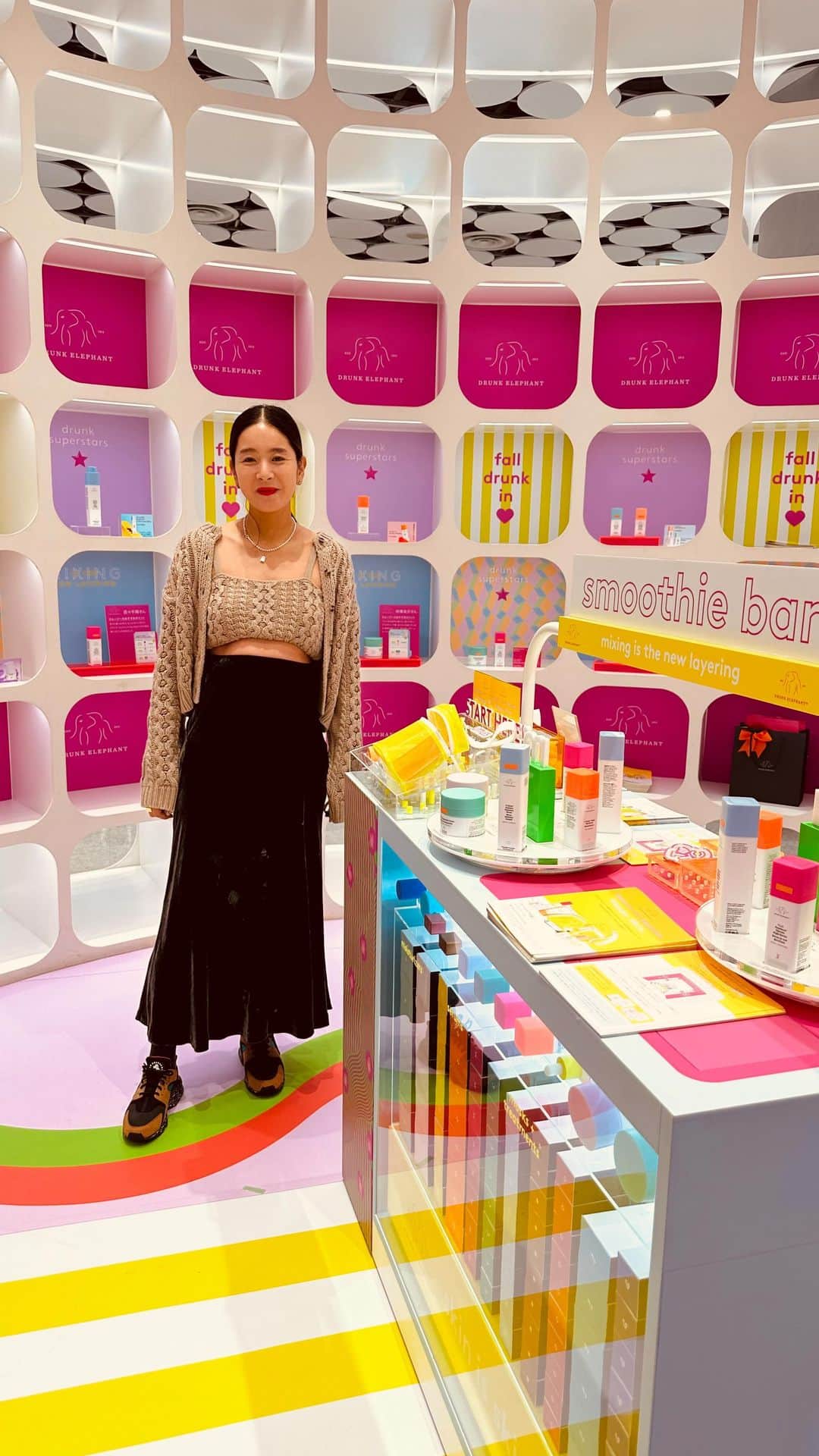百々千晴のインスタグラム：「今日から開催のドランクエレファント1周年を記念したPOPUPからライブを お届け。ぜひ期間中に足を運んでみてね！ DRUNK in 原宿：10月5日（水）～10月11日（火）  ＜ライブ限定特典＞ オフィシャルサイトで購入時に「harajuku」を入力すると 豪華サンプルプレゼント。 ライブで紹介したセラムを #手のひらスムージー で試せるチャンス！  「ドランクエレファント」で検索してみて！  #ドランクエレファント #drunkinharajuku」