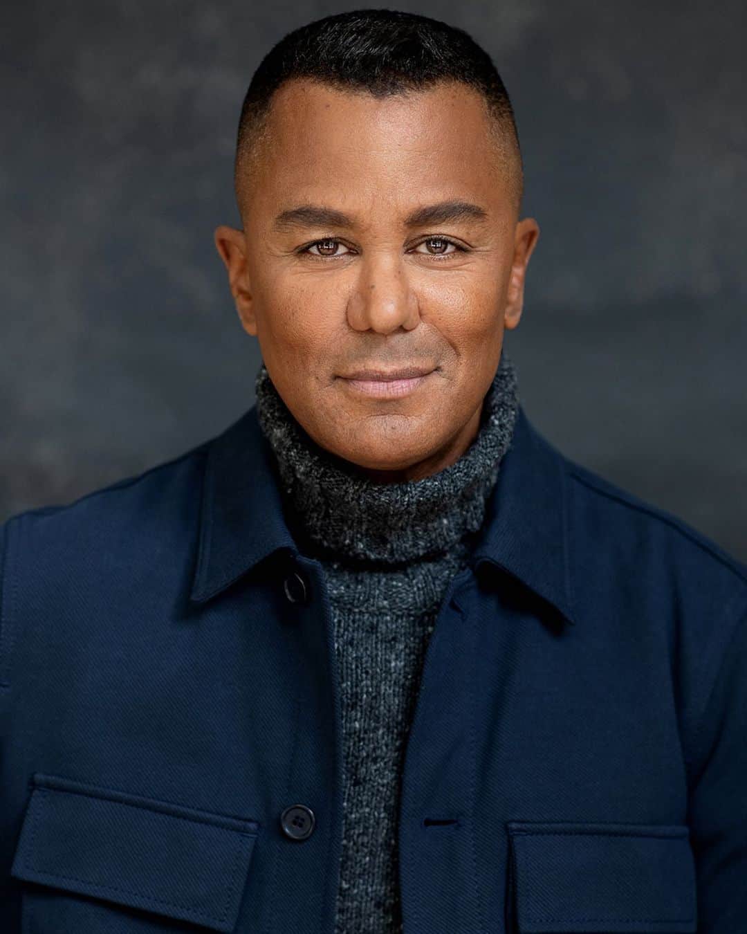 ヤニック・トゥルースデールさんのインスタグラム写真 - (ヤニック・トゥルースデールInstagram)「Thank you @andreanne_gauthier for working your magic and squeezing time for a headshot at the end of our photo shoot. My last headshot was 10 years ago, it was starting to be embarrassing! 😉🙏🏻」10月5日 22時38分 - yanic_truesdale