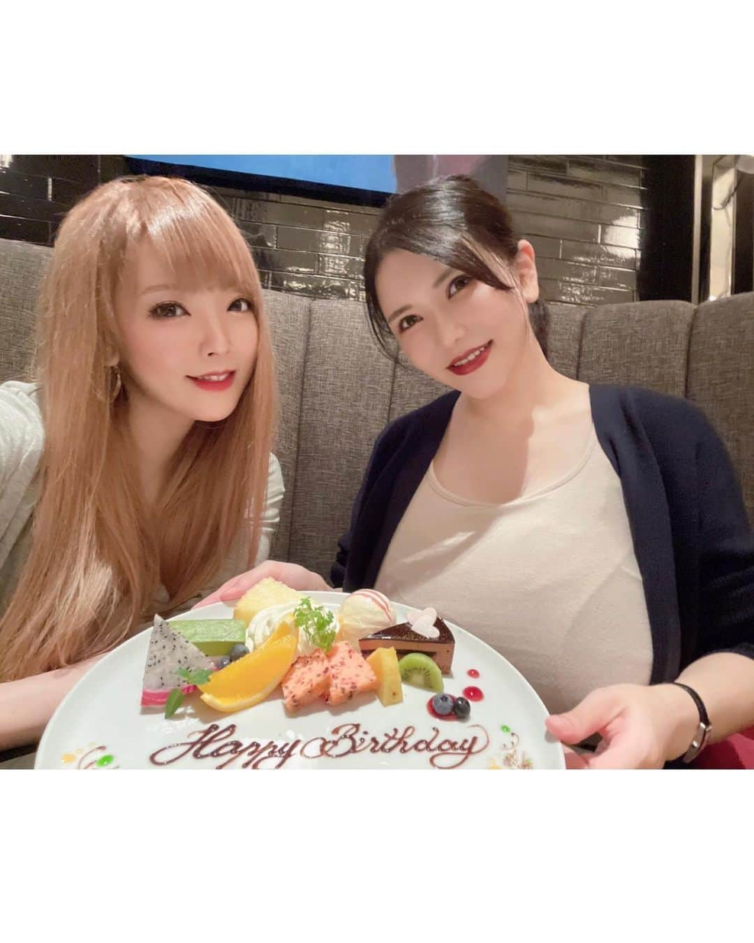 Hitomi（田中瞳）のインスタグラム：「ちょっと早めの杏梨(@anri_okita )のバースデーをお祝いしてきたよ🦋 いつも綺麗で面白くて、何より愛がすごい💜忙しい中、そんで雨の中来てくれてありがとう😘毎年毎年、お祝いしようね☺️ #happybirthday #loveyou #happy」