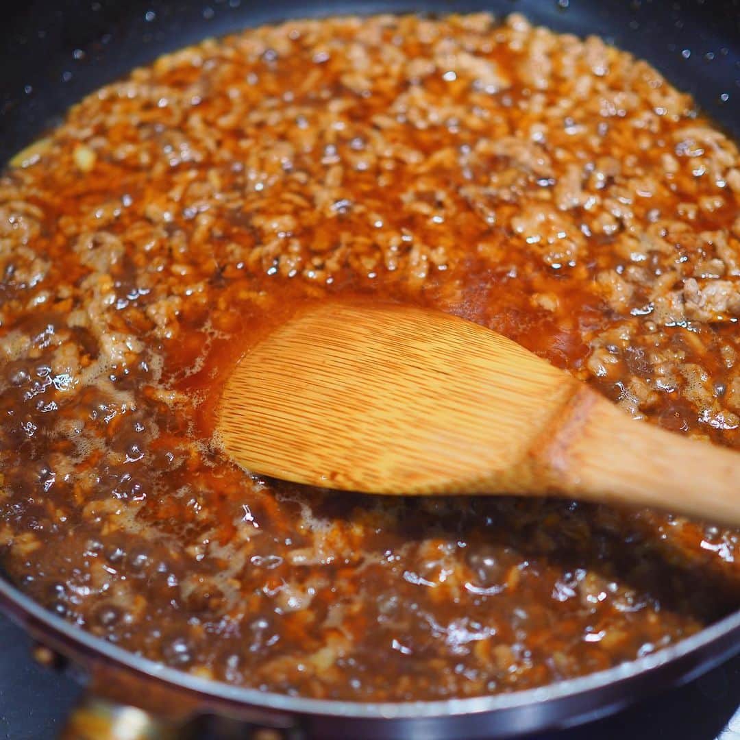 シンプルご飯が好き。さんのインスタグラム写真 - (シンプルご飯が好き。Instagram)「ひき肉多めの麻婆豆腐。  子供が好きだから作るのに 味見しながら気づいたら大人味。なぜだろう…  一度覚えてしまうと結構簡単なんですよね。 手作り麻婆豆腐。  豆板醤は合わせ調味料にせず炒めると辛味も風味も増すのでお試しくださいませ。  簡単に作り方を。↓  【麻婆豆腐の作り方】  ひき肉300g 木綿豆腐　2丁 ネギ1本 生姜1かけ にんにく1かけ 豆板醤　好みの量 甜麺醤　大2ほど 鶏がらスープ　適当 醤油　　ちょろっと 水溶き片栗粉 胡麻油  生姜とニンニク、ねぎはだだーっとみじん切りにしておきます。ネギはあの切り方が良かです  胡麻油をちょっとだけ多めに入れたフライパンで生姜とニンニクを弱火で炒めたら、豚ひき肉をドンっと、ここ中火。 あらかた火が通ったらここで豆板醤さん。 じっくり炒めて香りと辛さを引き出します。  甜麺醤さんとしっかり味の鶏がらスープ(鶏がら粉末＋水で🙆‍♀️)をひき肉がひたひたになるくらい入れて煮立たせたら味見を。  薄ければ鶏がら粉末や醤油、濃ければ水、甘みとコクが足りなければ甜麺醤を適当に。  この麻婆豆腐で1番面倒なところですが 豆腐は合わせる前にさっと茹でておきます。 水分が抜け煮崩れしにくく、味もしみますので 面倒だけど、面倒なんだけど… 面倒だよね。  でも！  豆腐を入れたらもう9割は出来上がりです。  火を止めて1：1の割合でといた水溶き片栗粉を回し入れたら、焦げないていどにグッツグツに煮立たせながら木ベラなどをつかってよく混ぜます。  ここをしっかりする事でトロミがきちんとつきますので繊細な豆腐を傷つけないように丁寧に…かつ大胆に中強火で！  最後のネギは余熱で大丈夫🙆‍♀️  好みで山椒や花椒、辣油を入れて出来上がりです。  2回ほど作れば好みの味にきっとできる…はず。お試し下さいませ。  ＊寮生へ 明日はチョモランマカレーです。(しつこい)」10月5日 23時28分 - heavydrinker