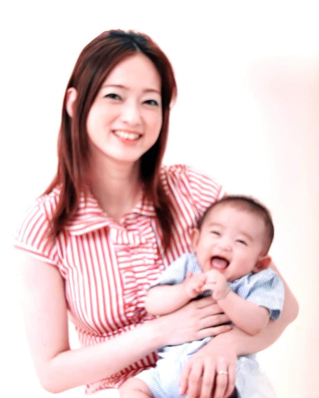 大神いずみのインスタグラム：「実家で見つけた 長男出産後，雑誌の取材を受けた時の写真。  おー、 なんと幸せな母子の姿よ✨ 私も若くて髪長く笑💧  時間を止めることはできなくても(ノ_＜)昨日のことみたいに記憶に留めしておくことはできるので、  今日も思い出を取り出しては目頭を熱くしていると…  『おかん、米なくなったー』 太ももオバケが電話してきます。いっぱい食べたからってそんなに大きくなるものかい⁉️  そういえば最近うちの電話で、父親と息子2人の声を聞き分けるのが難しくなってきました😓電話してこられても最初にだれか名乗ってもらわないと… 夫に向かって『部活終わったのー？？？』など語りかけてしまう💧 もうウチにはどこにも可愛い『坊や』はおりません。  …この写真のちっちゃな坊やはどこへいってしもたのか💧  よよよ…💦  #米くらい買いなさい #オカンはやめい #おばあちゃん間違いなく孫と息子を間違える #太ももオバケいまだ成長中 #次男の食べっぷりもそろそろやばい #野球母」