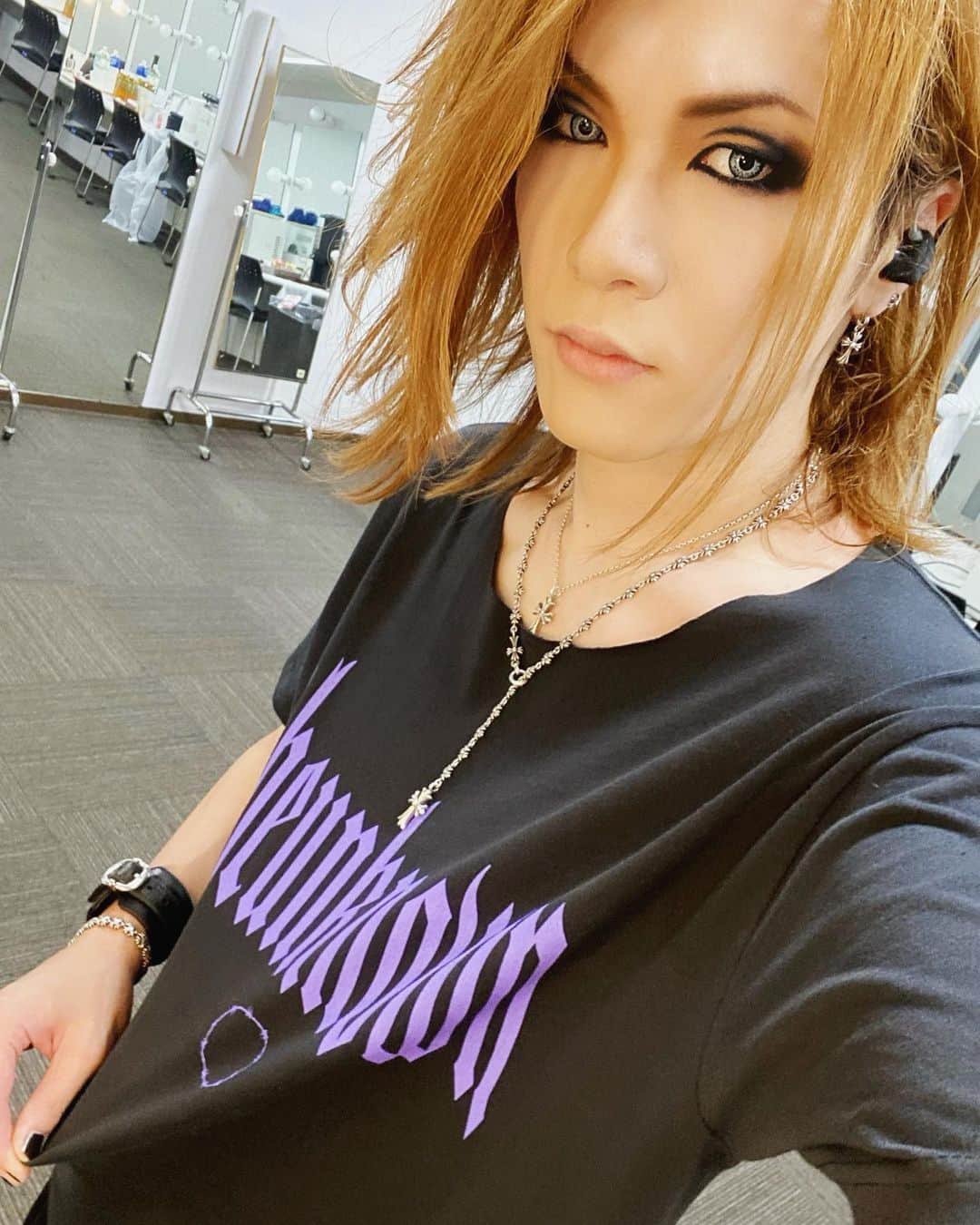 のインスタグラム：「PHASE 02-"The Unknown" 既に2公演目の神戸国際会館 こくさいホールを終えました！ 今日も緊張で心肺停止寸前でしたが、なんとか乗り切りました🥹 アンコールで着た今回のTシャツ、お気に入りです👕✨ 次は鹿児島、待ってろよ🔥  #theGazettE #MASS #PHASE02 #TheUnknown」