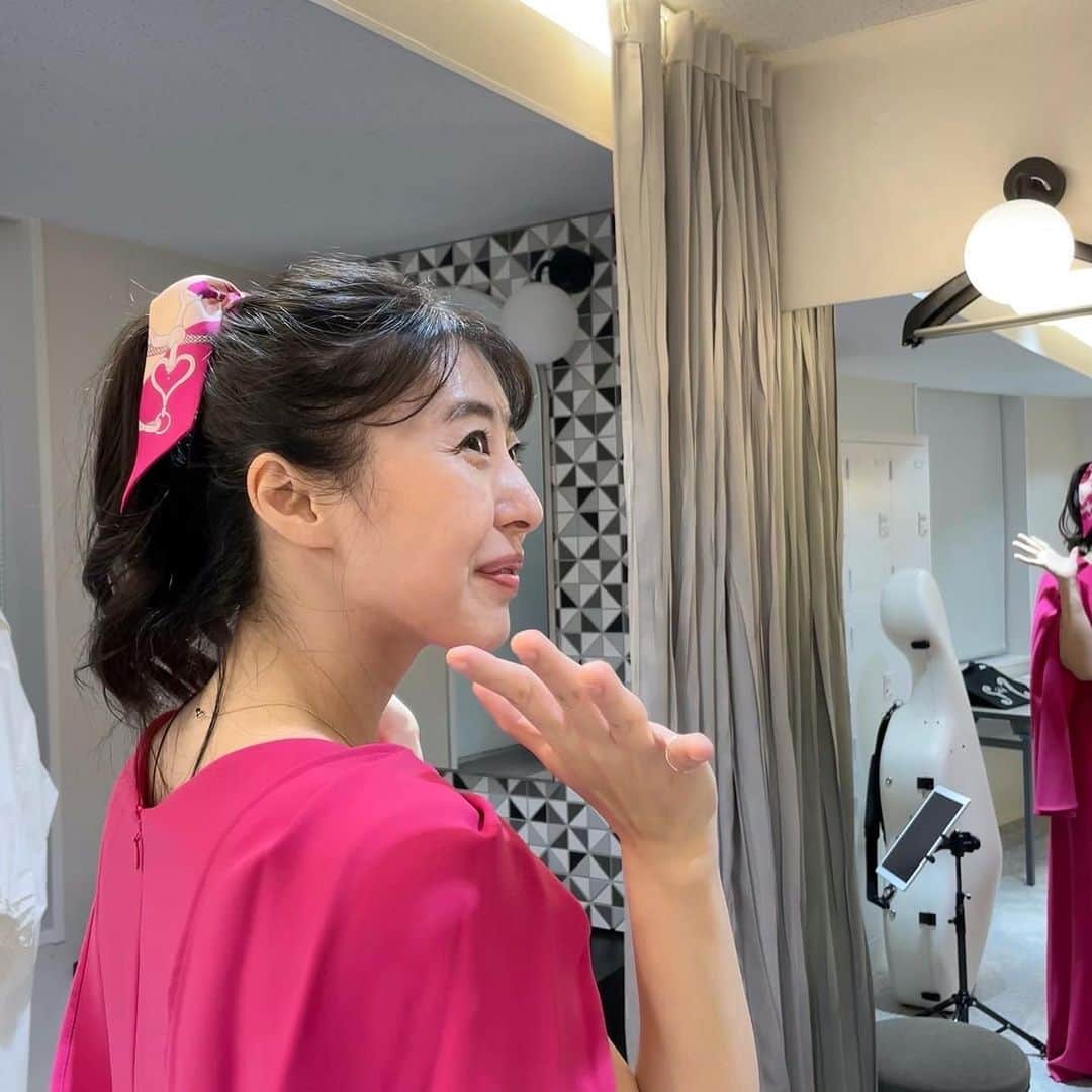 新倉瞳のインスタグラム：「M Maglie le cassetto × HERMES  「あら〜💕瞳ちゃんのドレスにぴったり〜プレゼントさせて😆」  と超高級スカーフ🐎をさらりとプレゼントして下さる陽子先生なのでした。  ありがとうございました🥲✨  宝物がまた増えちゃった！！」