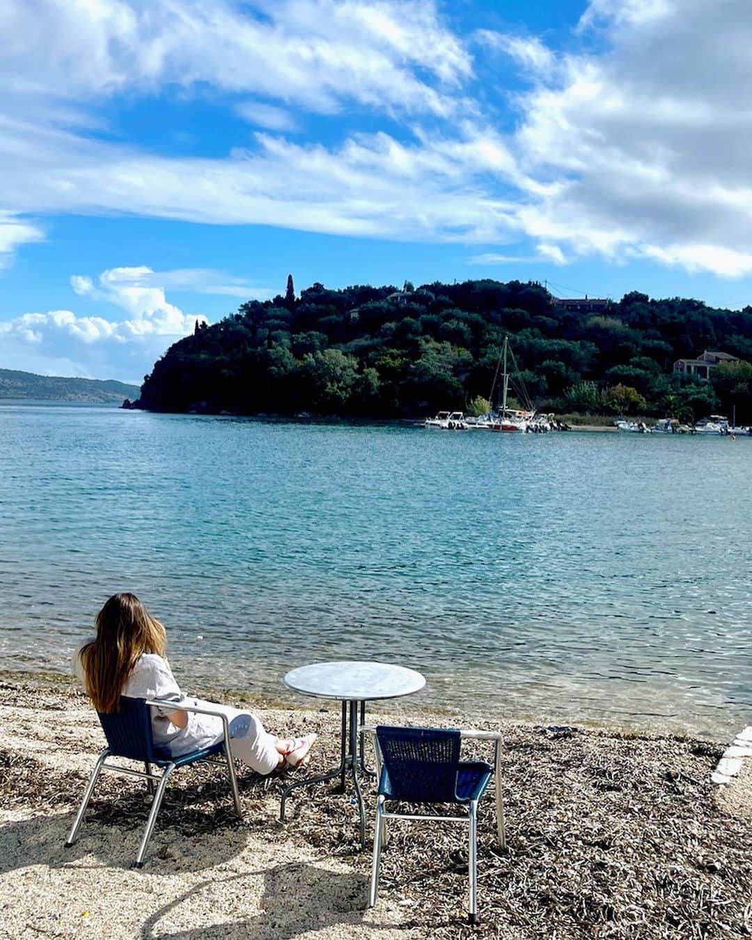 マリア・シャラポワのインスタグラム：「Catching the last summer rays in 🇬🇷 The last image …always on duty 🍼 even inside the caves and a low battery 😆」